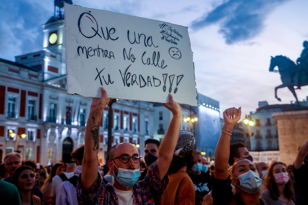 Un manifestante sostiene una pancarta, el mircoles pasado, durante una concentracin en la Puerta del Sol contra las agresiones a las personas LGTBI.