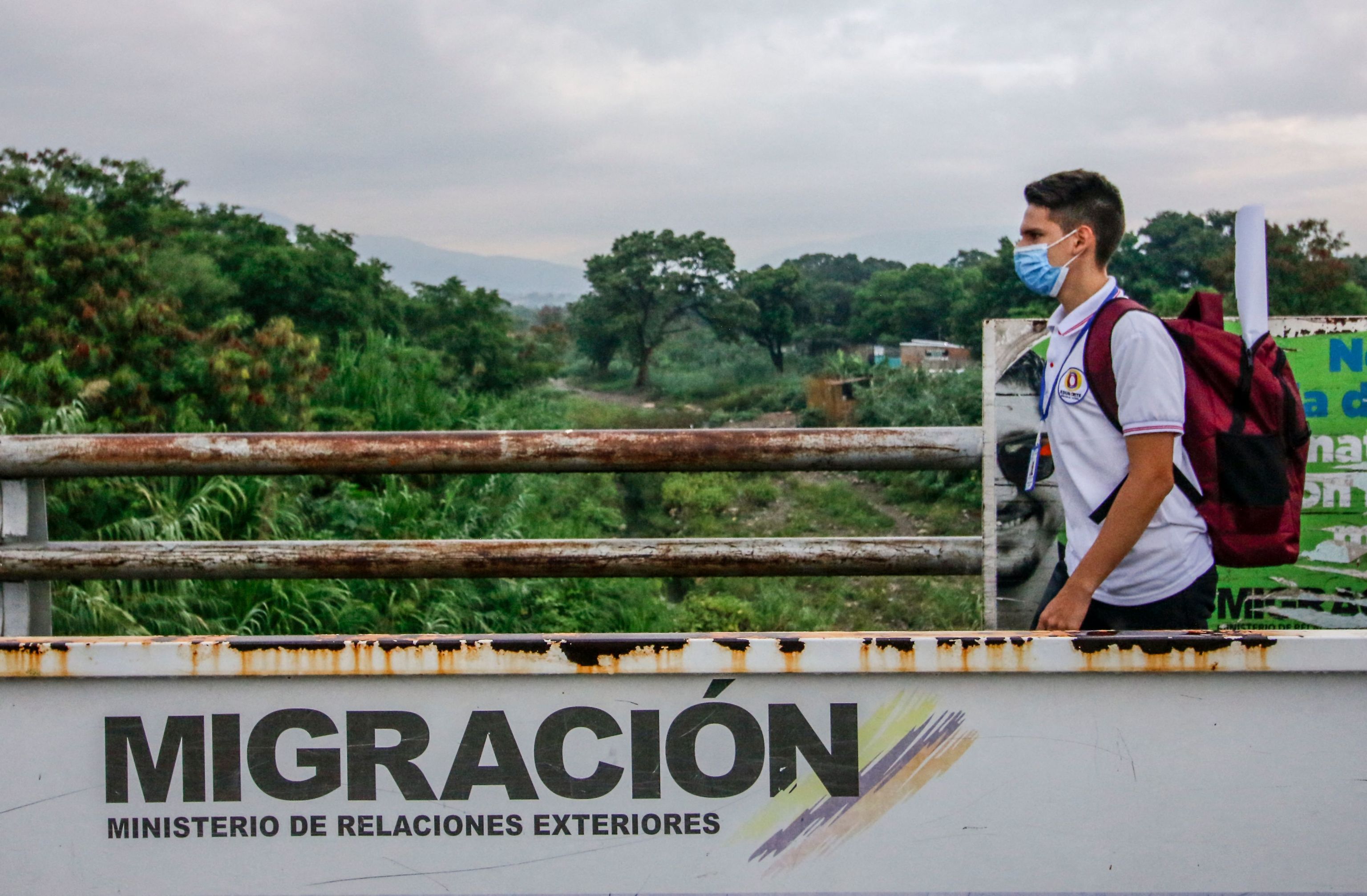 Un estudiante venezolano cruza el puente Simon Bolivar en la frontera con Colombia.