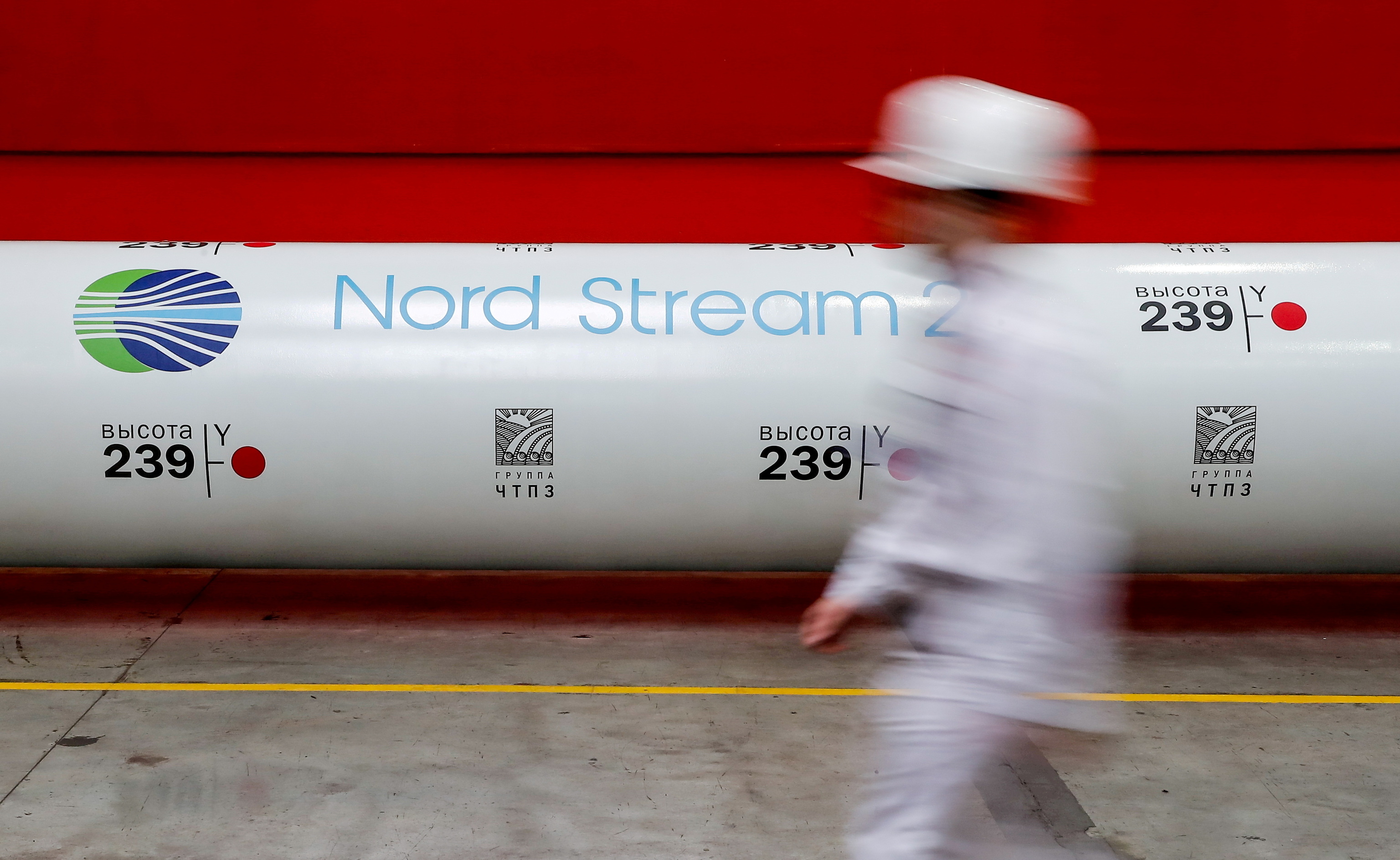 El logo de Nord Stream 2 impreso en uno de los tubos del gasoducto.