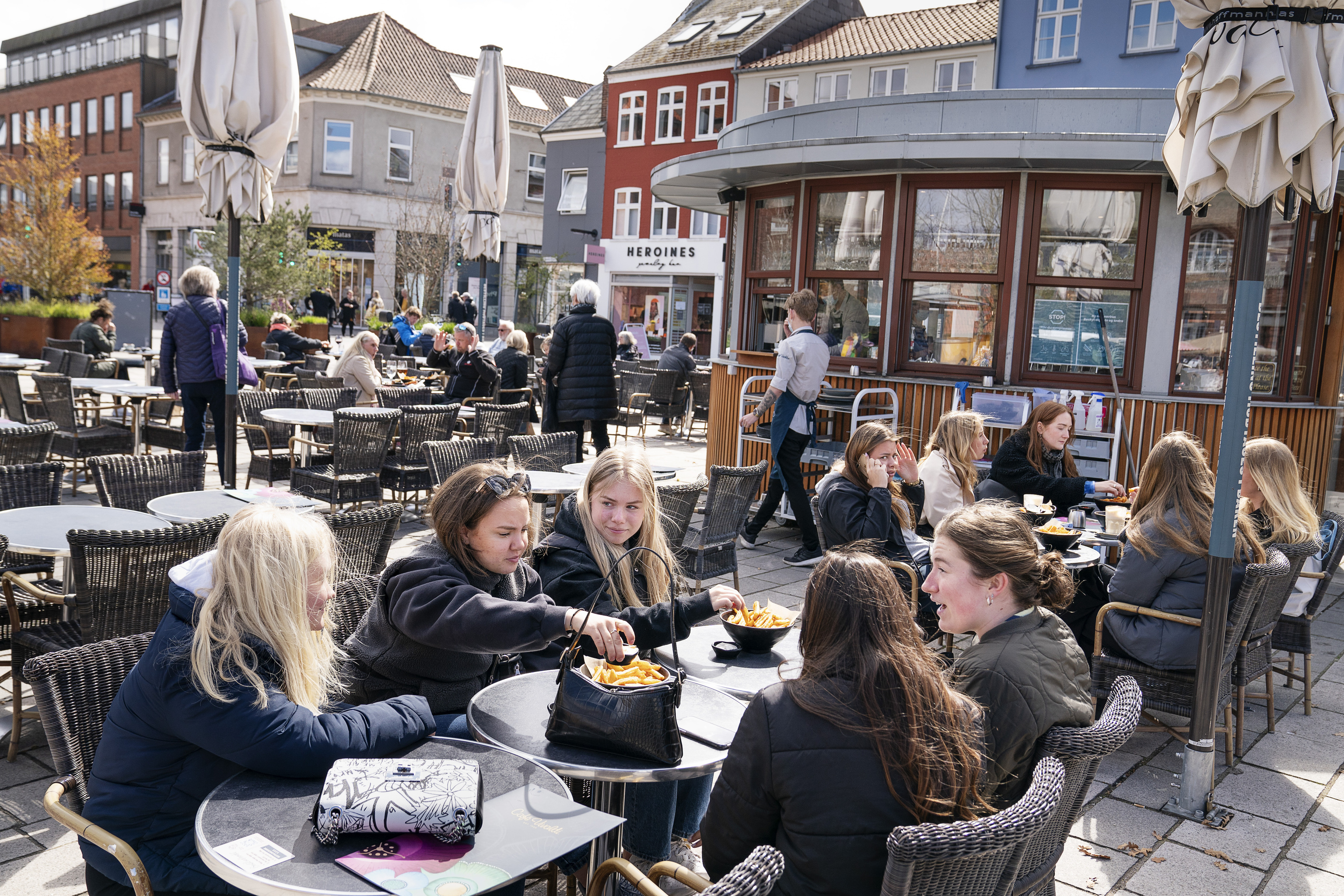 Varios clientes comen en una terraza en Roskilde (Dinamarca).
