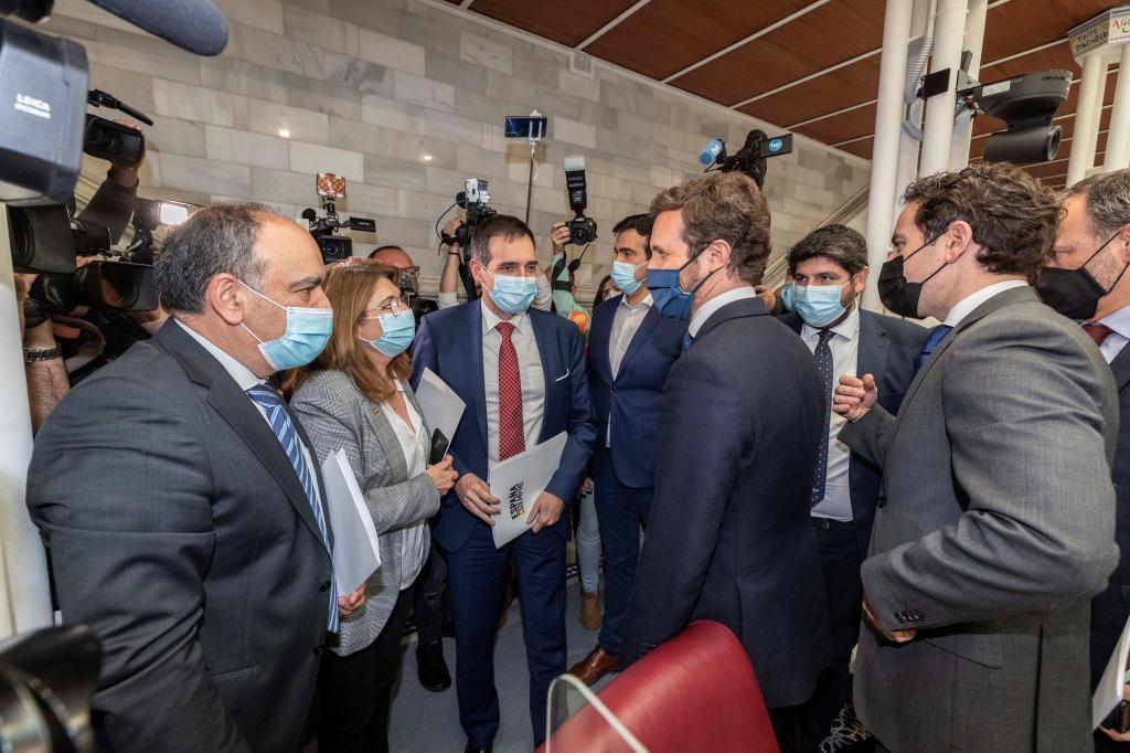 Lpez Miras, Casado y Garca Egea saludan a los diputados expulsados de Vox tras la fallida mocin en Murcia.