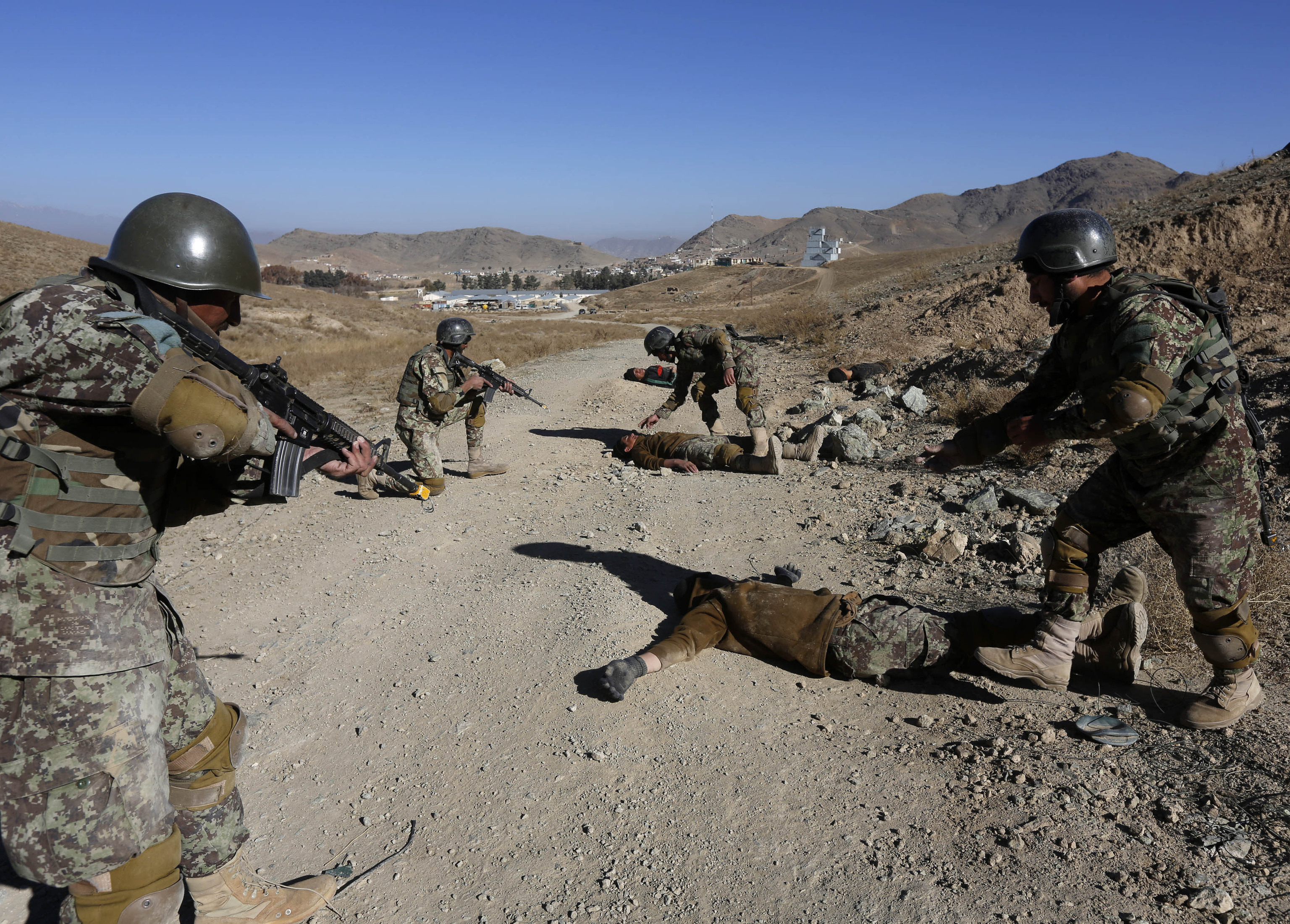 Entrenamiento de las fuerzas afganas por parte de instructores occidentales.