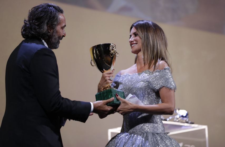 Festival de Venecia: Penélope Cruz se hace mito como mejor actriz y ?El acontecimiento? gana un justo León de Oro