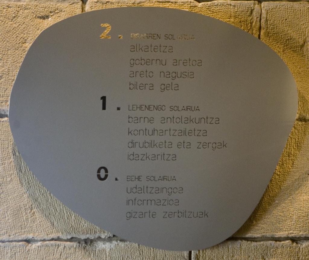 Cartel solo en euskera en un ayuntamiento guipuzcoano.