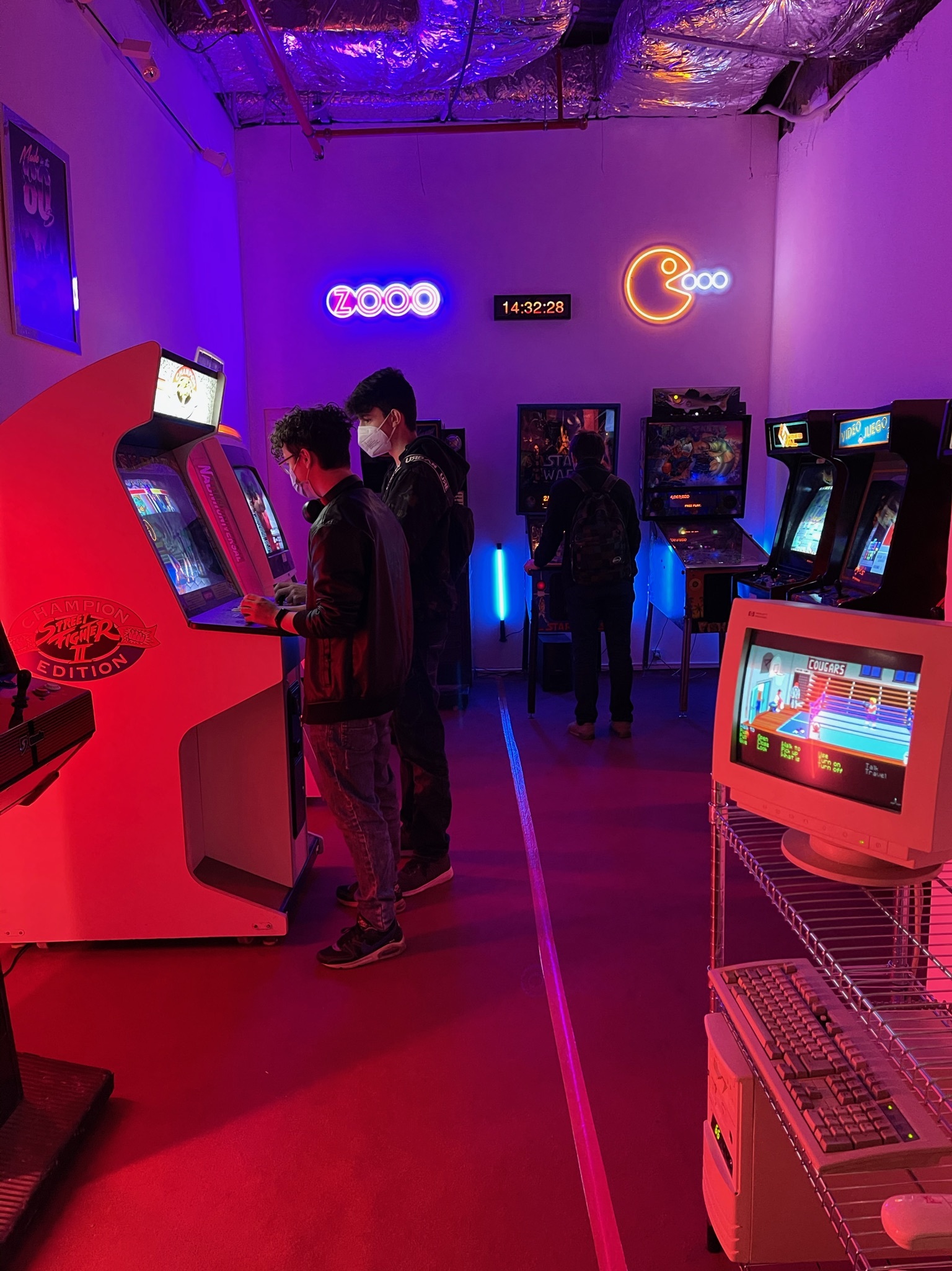 Varios jóvenes disfrutan de la sala de videojuegos arcade en ABC Serrano.