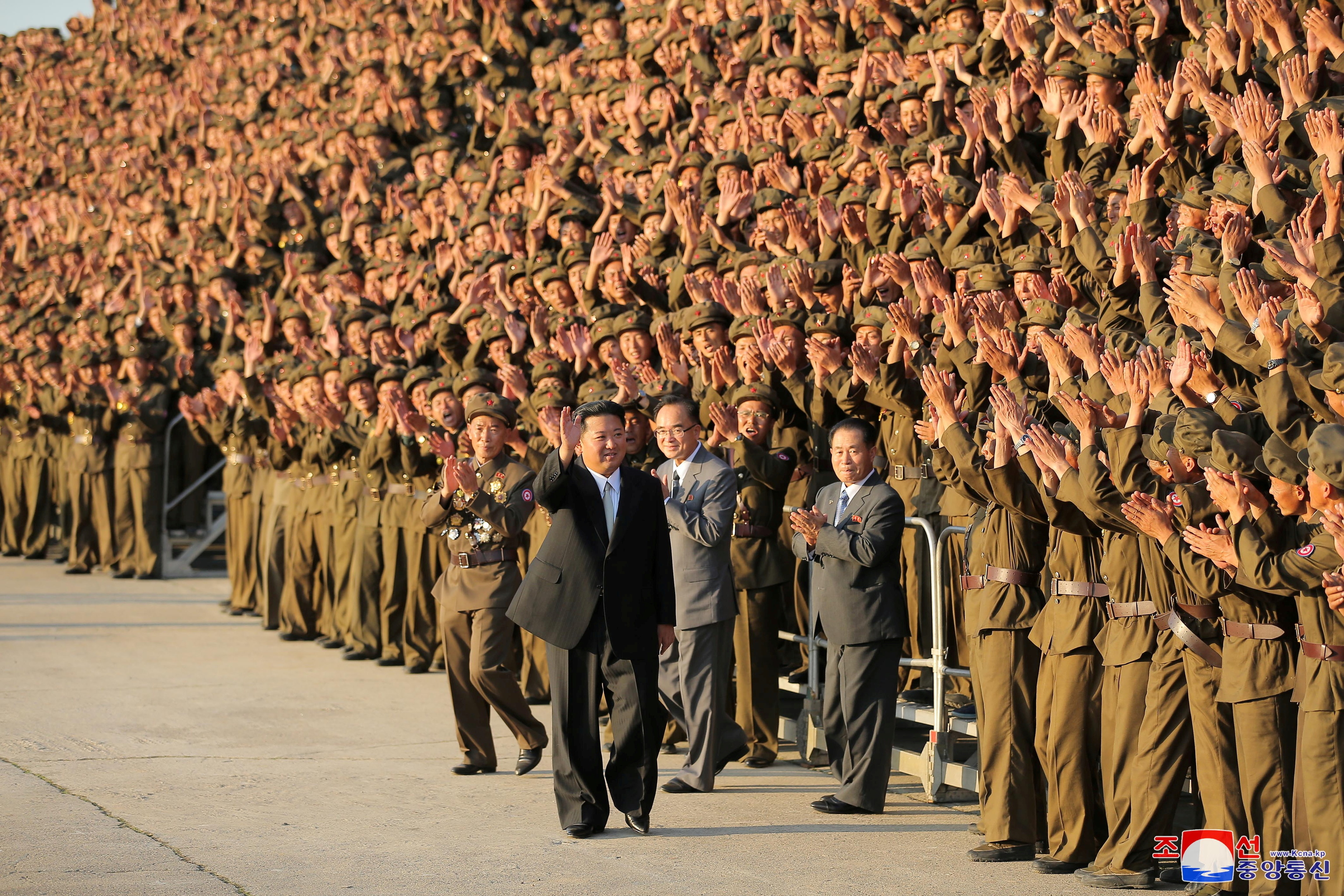 El lder norcoreano saluda al ejrcito en el 73 aniversario de la fundacin del pas, en una imagen sin fechar de la agencia KCNA.