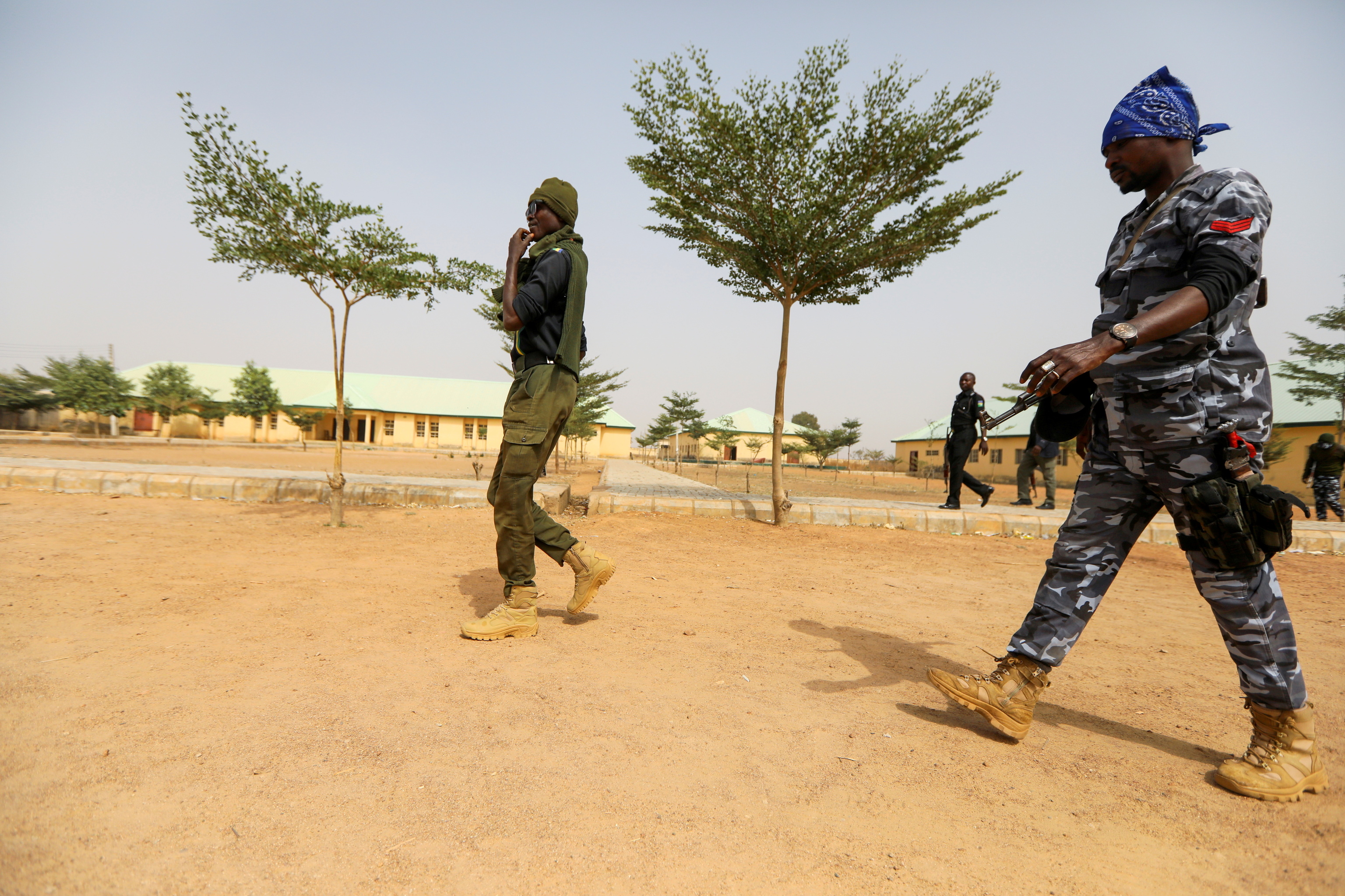 Agentes de policía caminan hacia una escuela en Zamfara antes del ataque del uno de sptiembre.