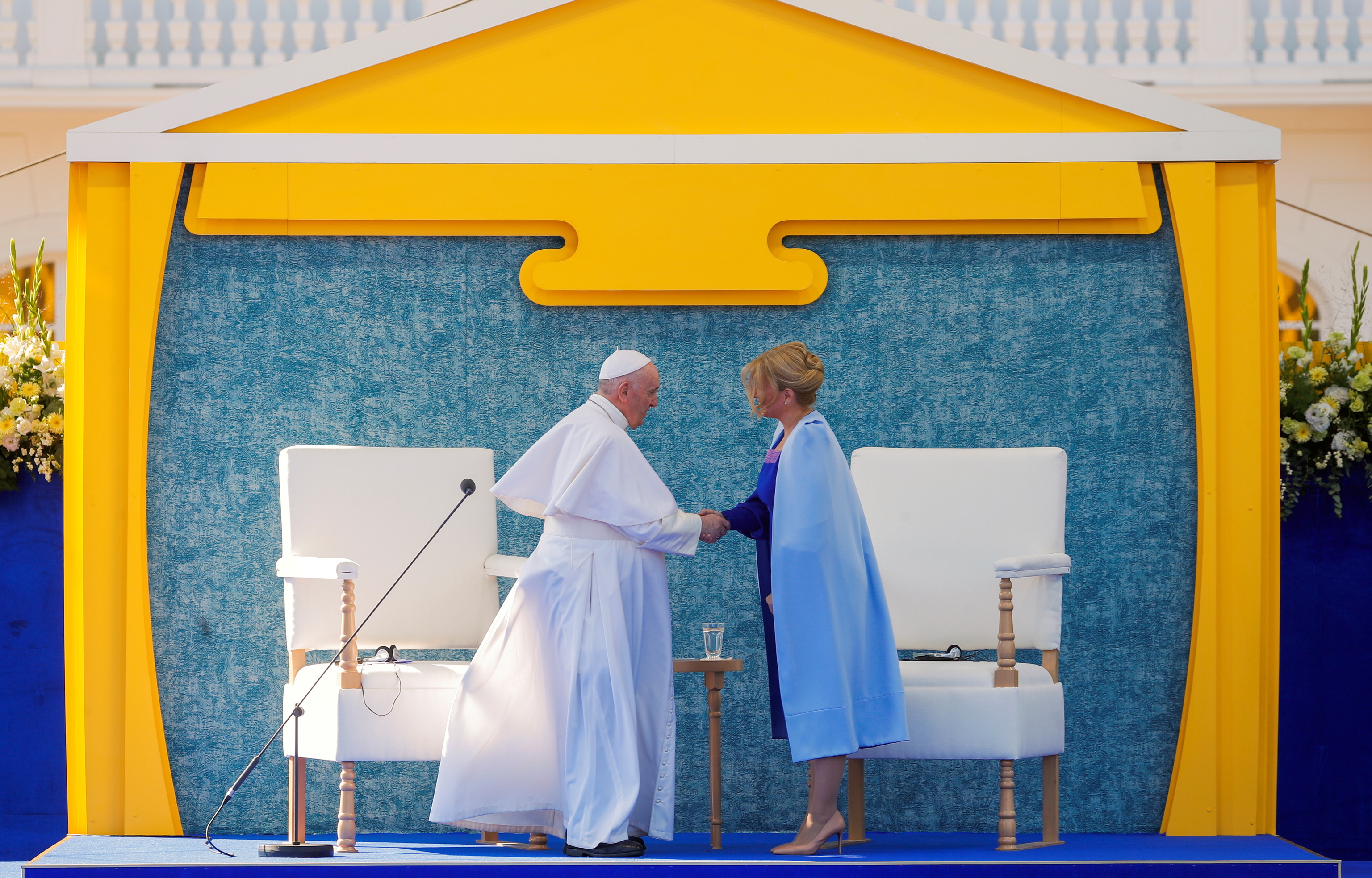 El Papa Francisco saluda a la presidenta eslovaca, Zuzana Caputova.