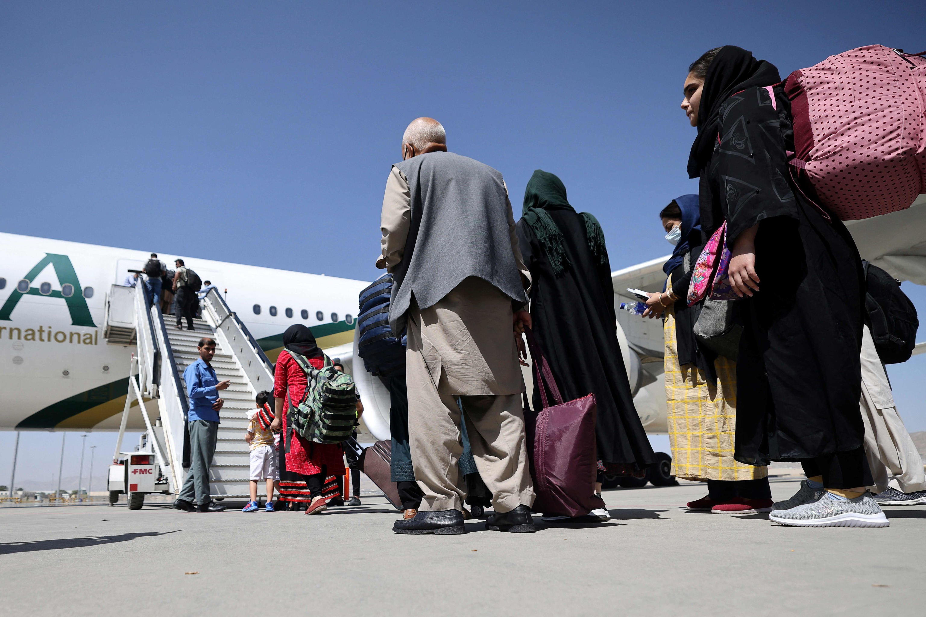 Primer vuelo comercial internacional en Kabul desde el 15 de agosto.