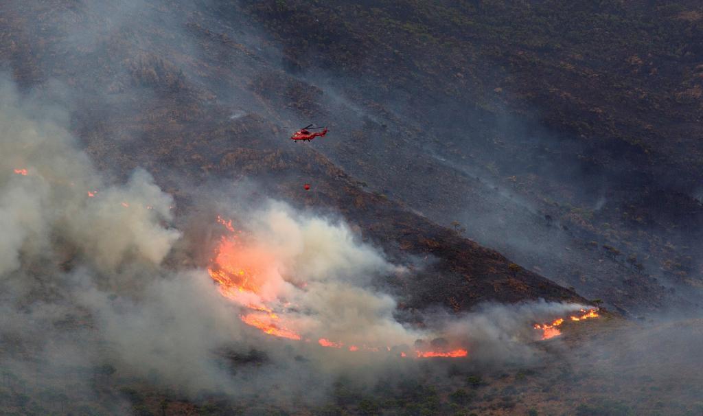 Medios de extincin areos trabajando en el incendio de Sierra Bermeja.