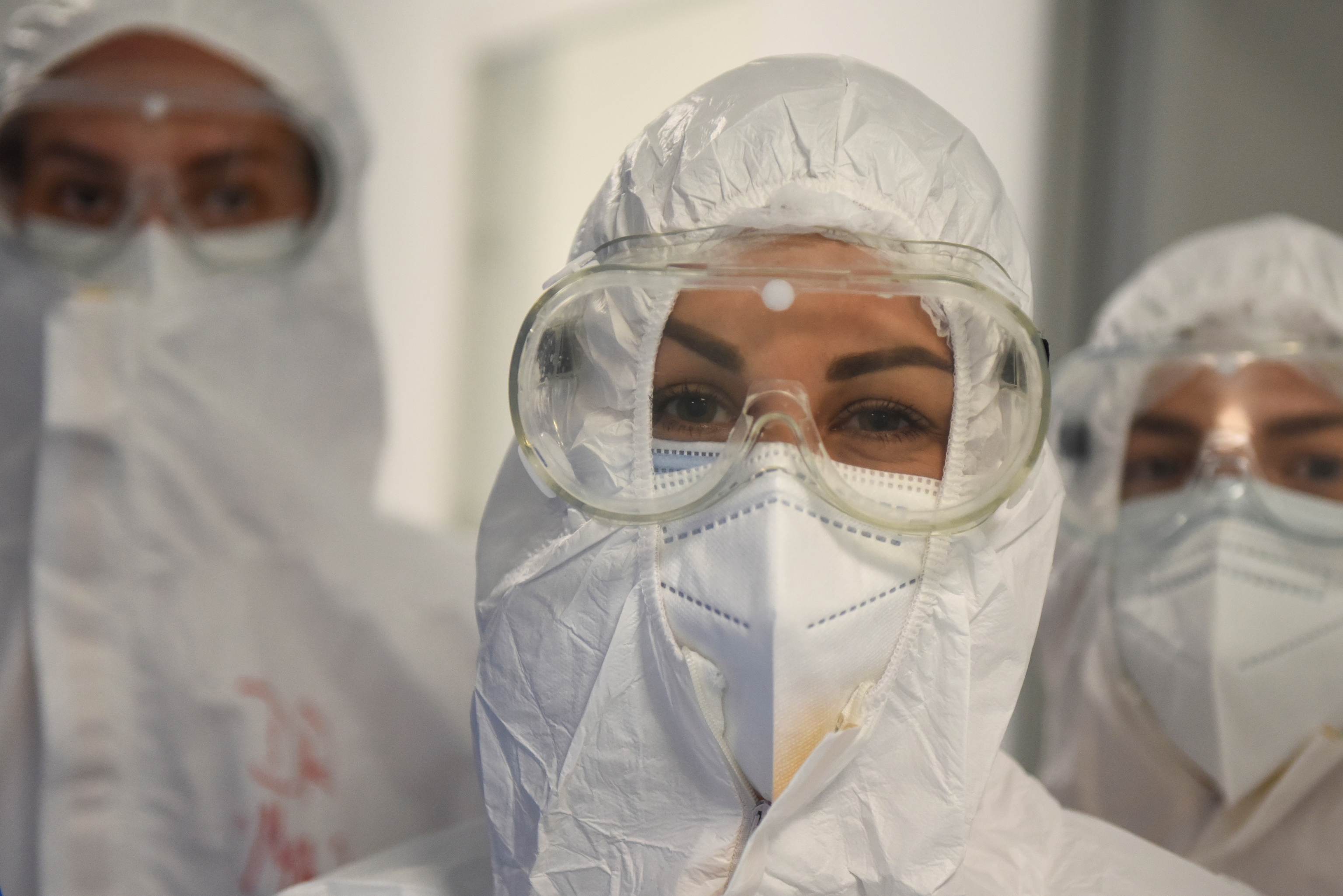 Personal sanitario protegido contra contagios en una unidad de cuidados intensivos en Serbia.