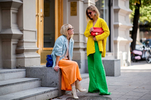 Emili Sindlev con cardigan y pantaln ancho de Burberry en la semana de la moda de Estocolmo.
