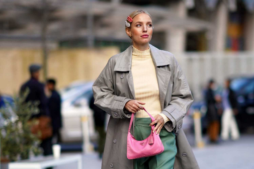 Leonie Hanne con mini bag rosa de Prada.