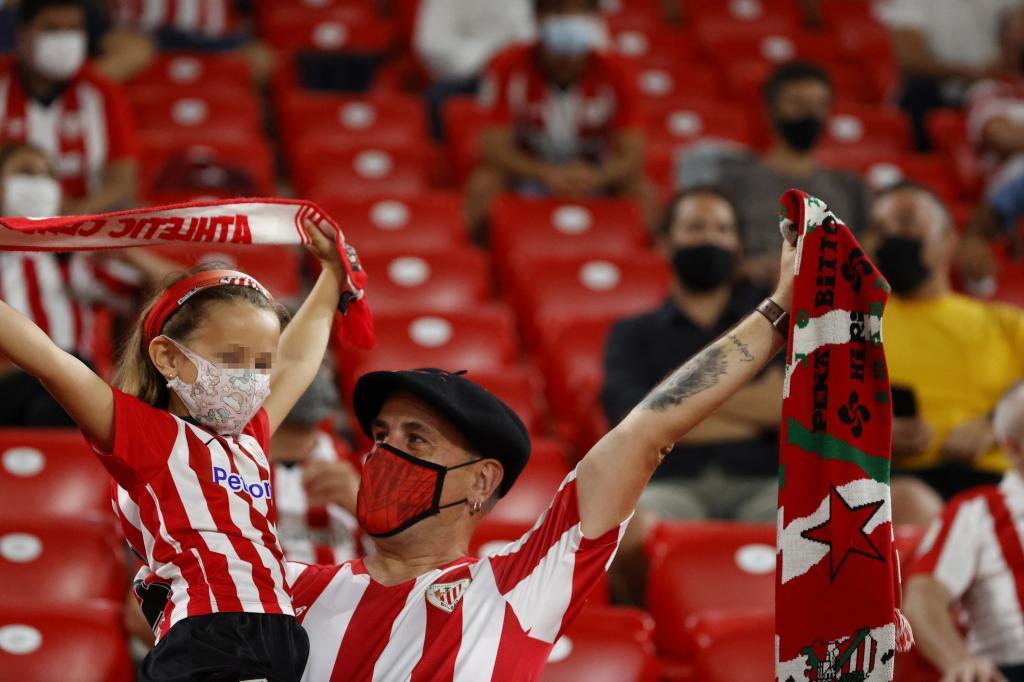 Dos aficonados del Athletic celebran en San Mams la apertura de los estadios en el primer partido de la competicin.