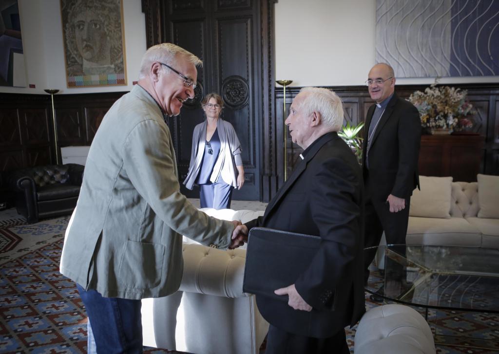 El alcalde de Valencia, Joan Rib, saluda al arzobispo Antonio Caizares.