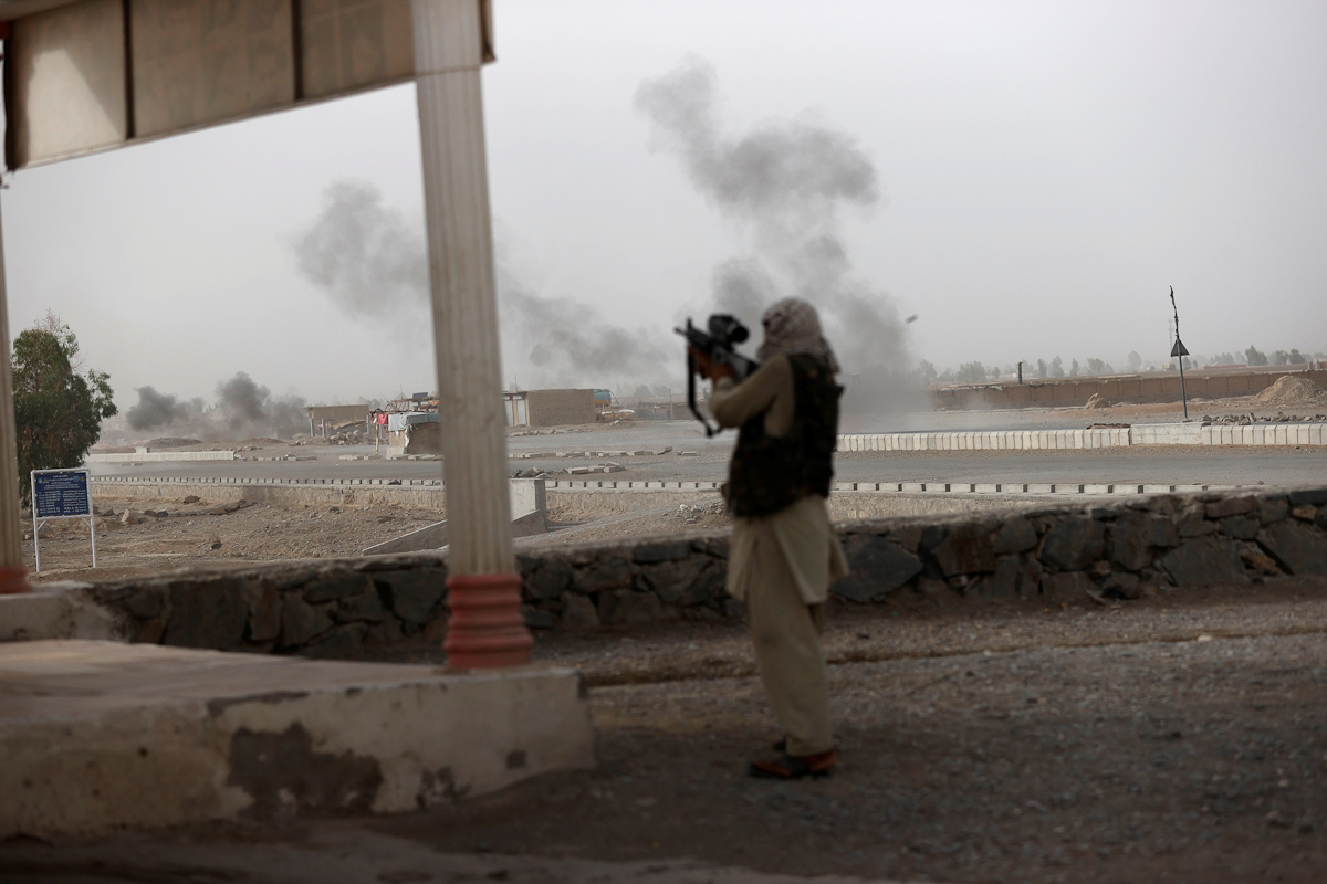 Un soldado afgano sostiene un arma en Spin Boldak, Kandahar.