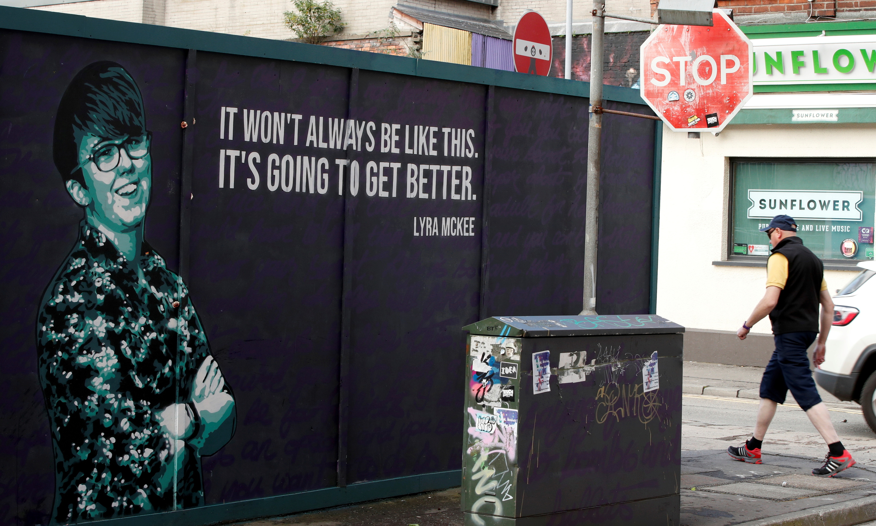 Un mural con la imagen de Lyra McKee en Belfast.