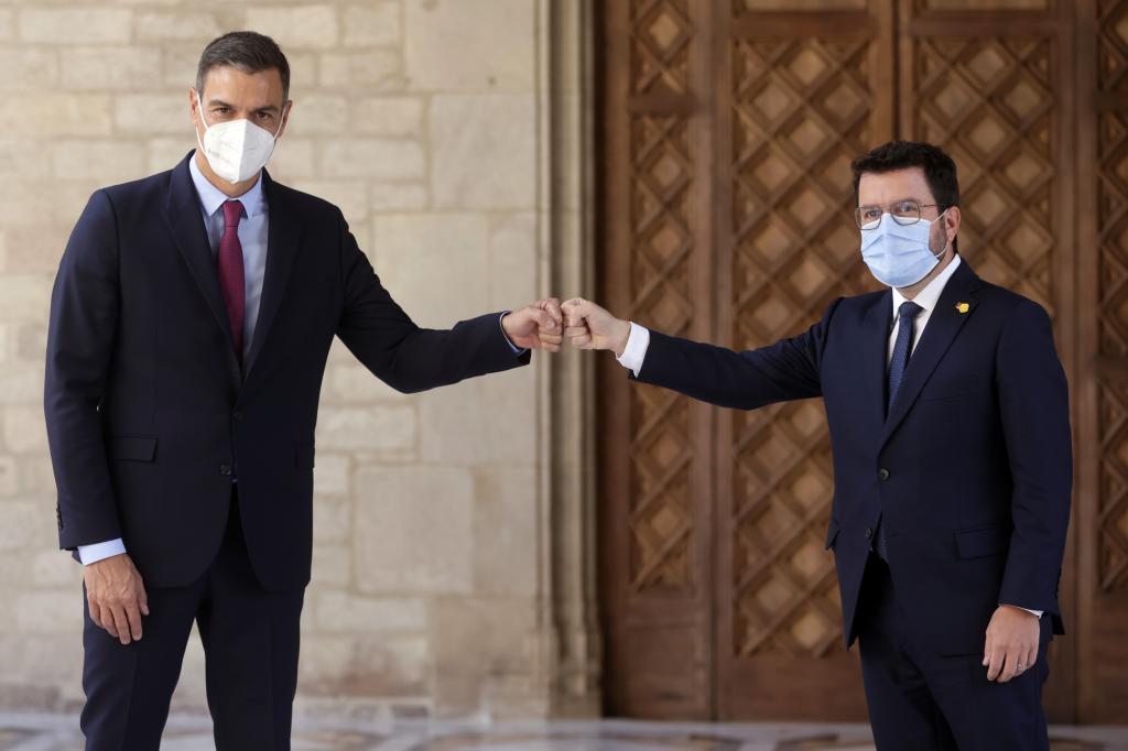 Pedro Sánchez y Pere Aragonès se saludan a su llegada al Palau de la Generalitat.