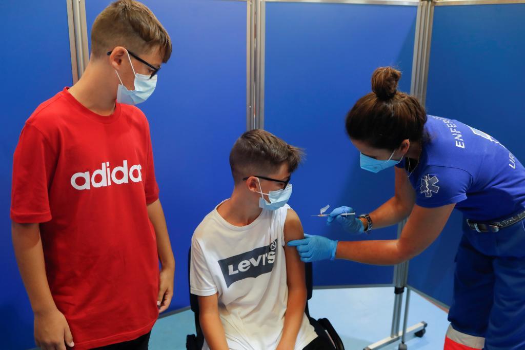 Un adolescente, vacunado contra el coronavirus en Ronda (Mlaga)