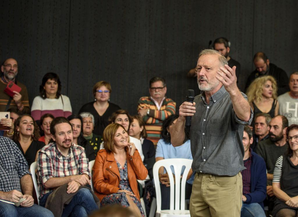 El diputado por Bizkaia Roberto Uriarte interviene en un acto poltico de Podemos con el, en ese momento, secretario general Pablo Iglesias.