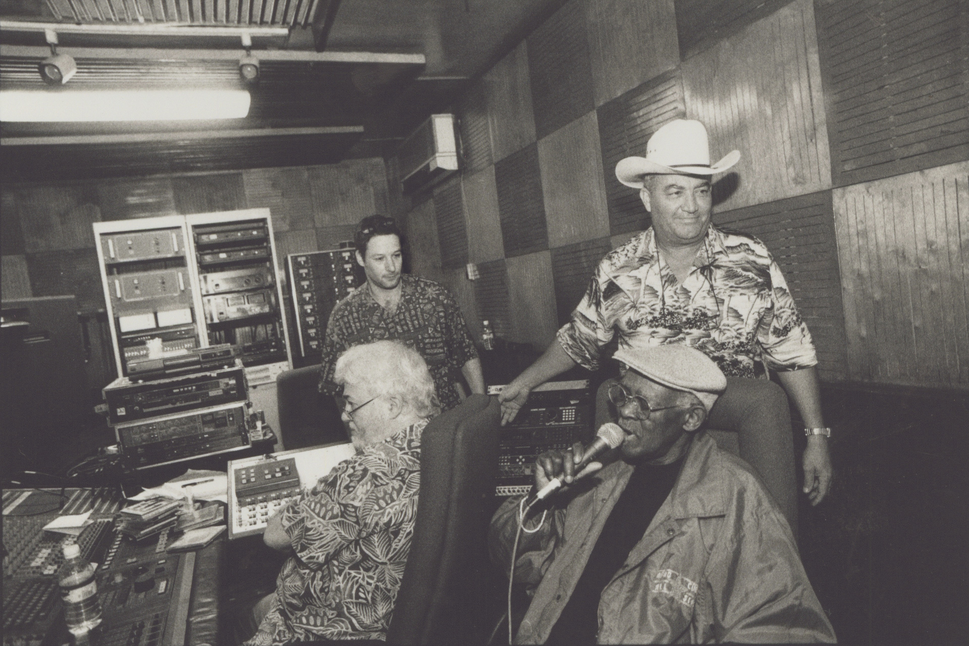 Eliades Ochoa, con sombrero, e Ibrahim Ferrer, cantando, durante la grabación.