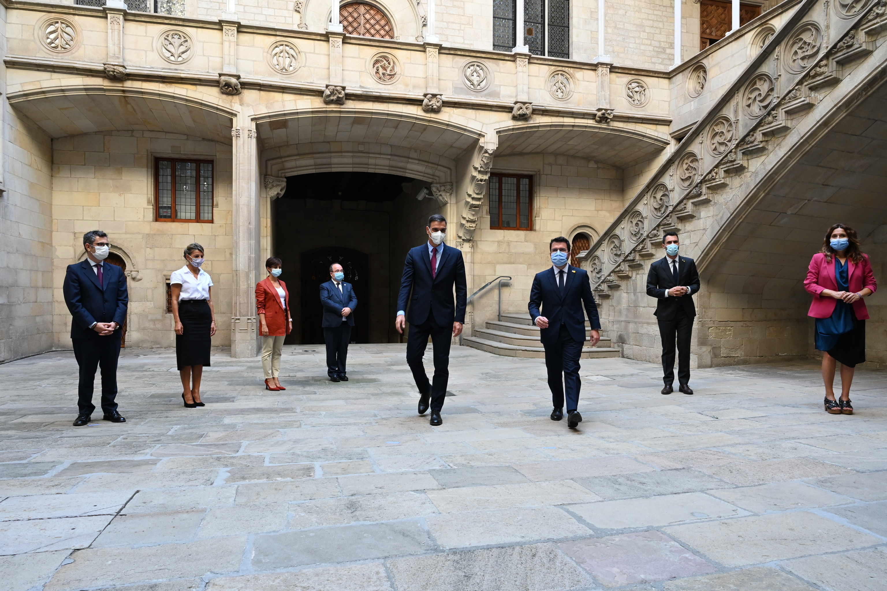 Las delegaciones del Gobierno y la Generalitat, este mircoles en Barcelona antes de reunirse.
