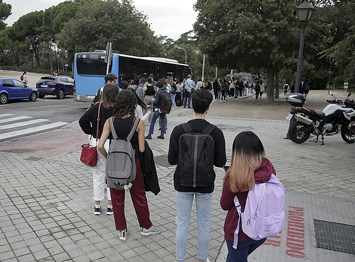 Estudiantes esperando el autobs en el parque del Oeste, frente al intercambiador de Moncloa