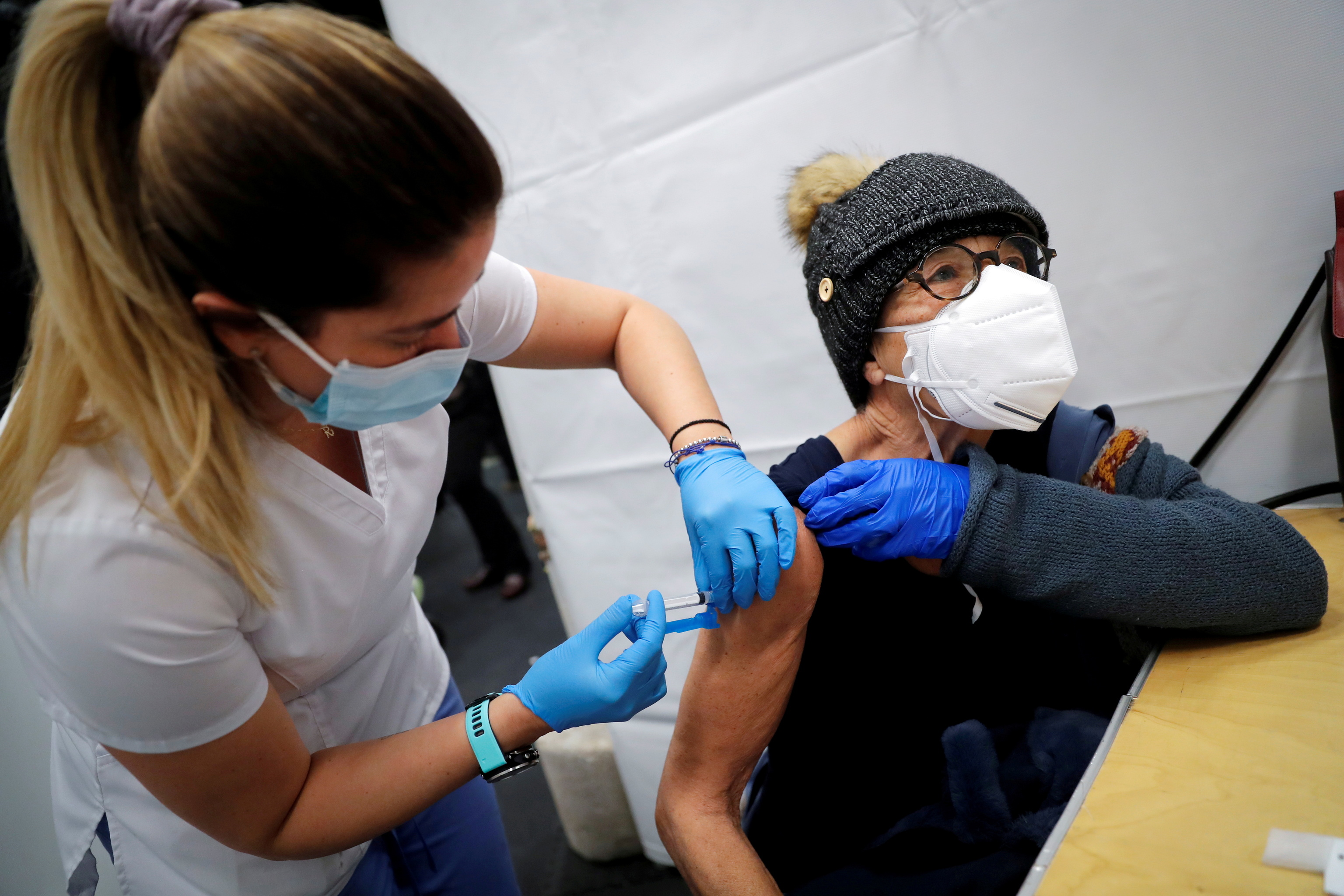 Una enfermera inyecta a una mujer la vacuna de Moderna contra el coronavirus en Nueva York.