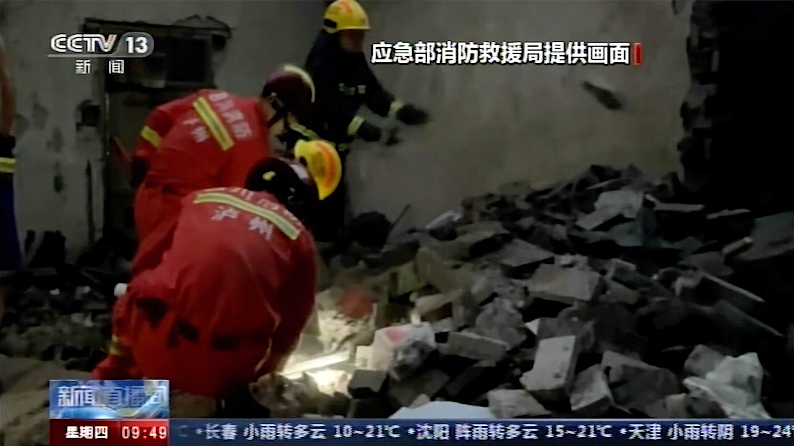 Imgenes de la televisin china de rescatistas dentro de un edificio en busca de heridos y supervivientes.