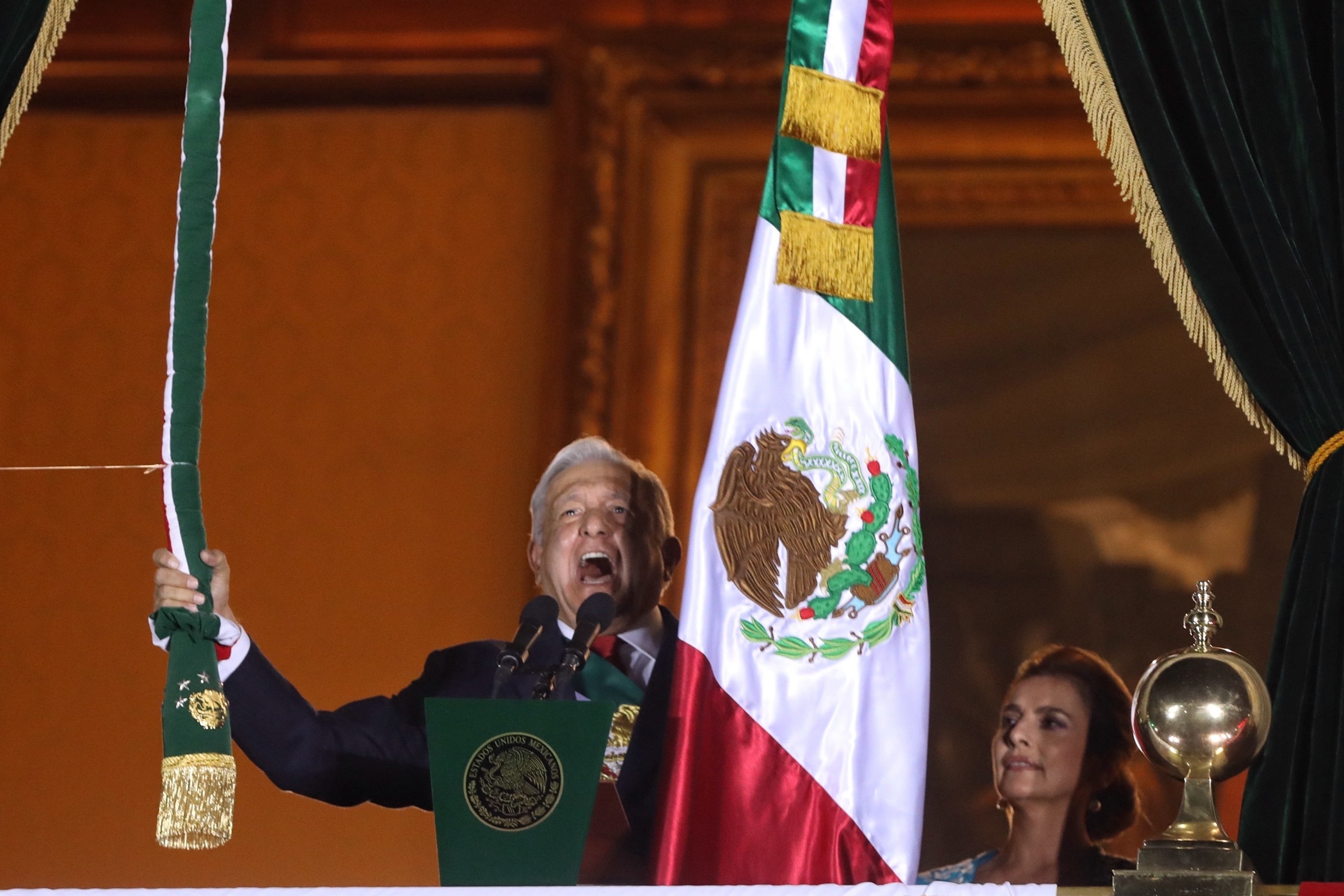 El presidente de Mxico, Andrs Manuel Lpez Obrador, habla durante la ceremonia del 211 aniversario del Grito de Independencia desde el balcn central del Palacio Nacional.
