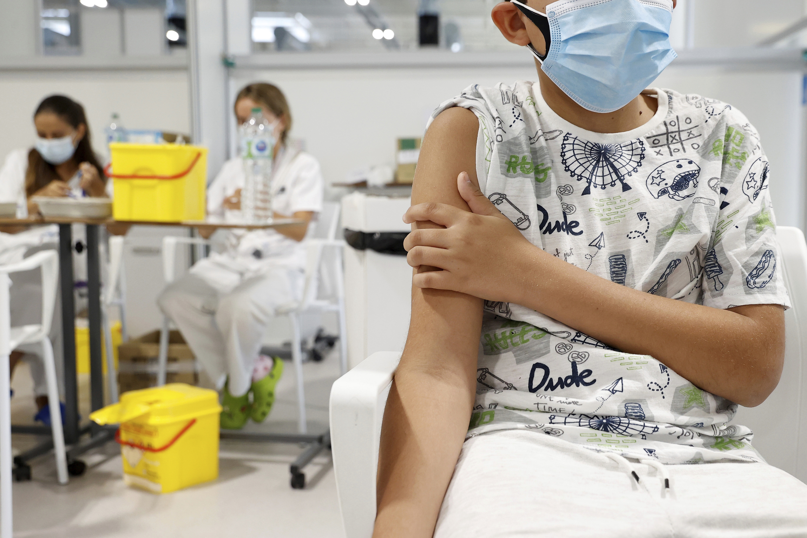Un adolescente aguarda tras vacunarse contra la covid-19, este mircoles, en el hospital Enfermera Isabel  Zendal de Madrid.