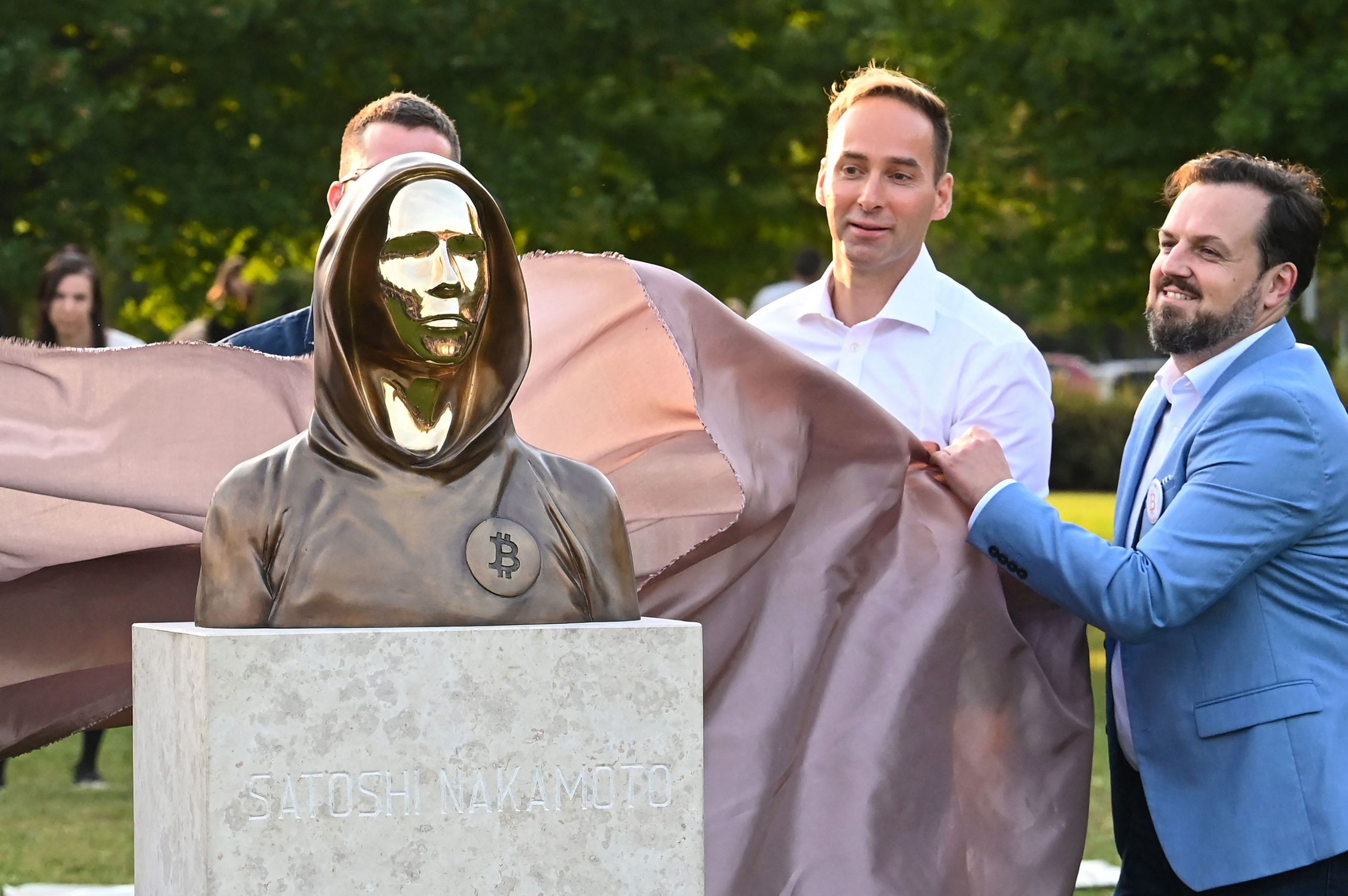 Descubren la estatua de Satoshi Nakamoto, el misterioso inventor de la moneda virtual bitcoin, en el parque Graphisoft de Budapest, el 16 de septiembre de 2021.
