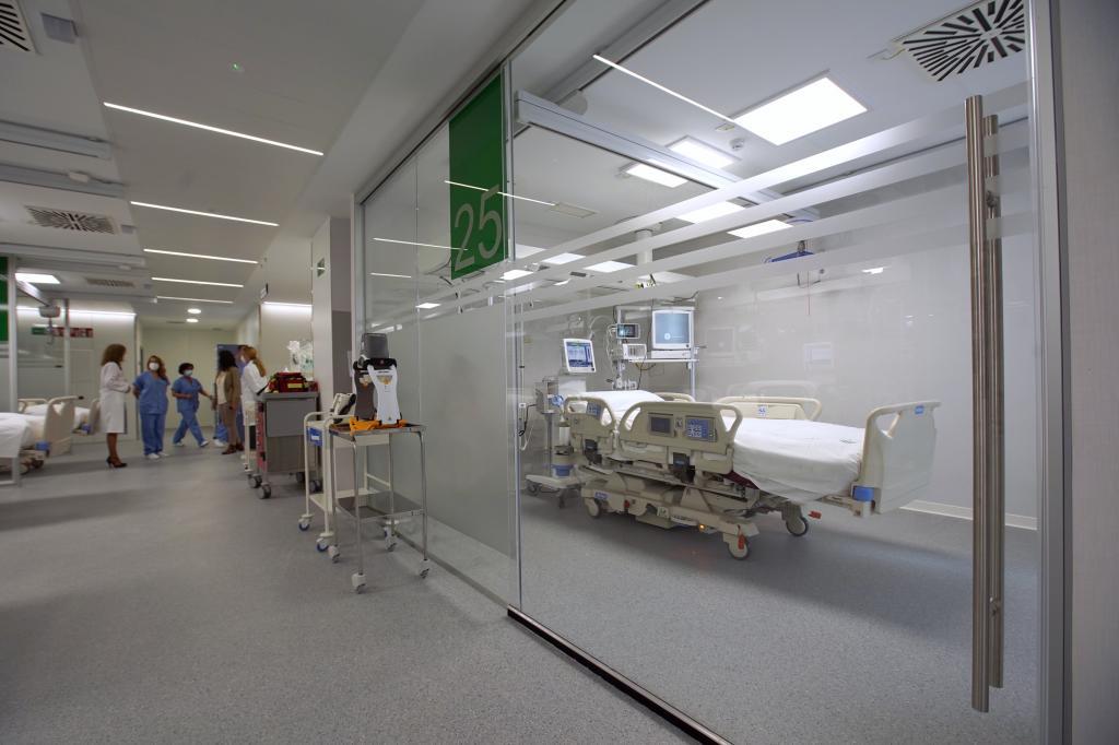 Personal sanitario en las instalaciones del Hospital del Covid de Sevilla.