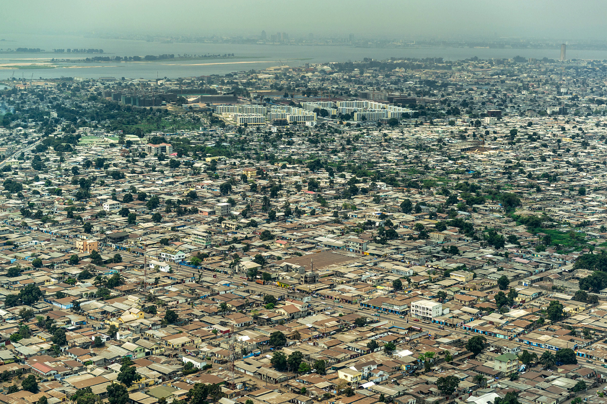 Brazzaville, la capital de Congo-Brazzaville, con Kinsasa al fondo.