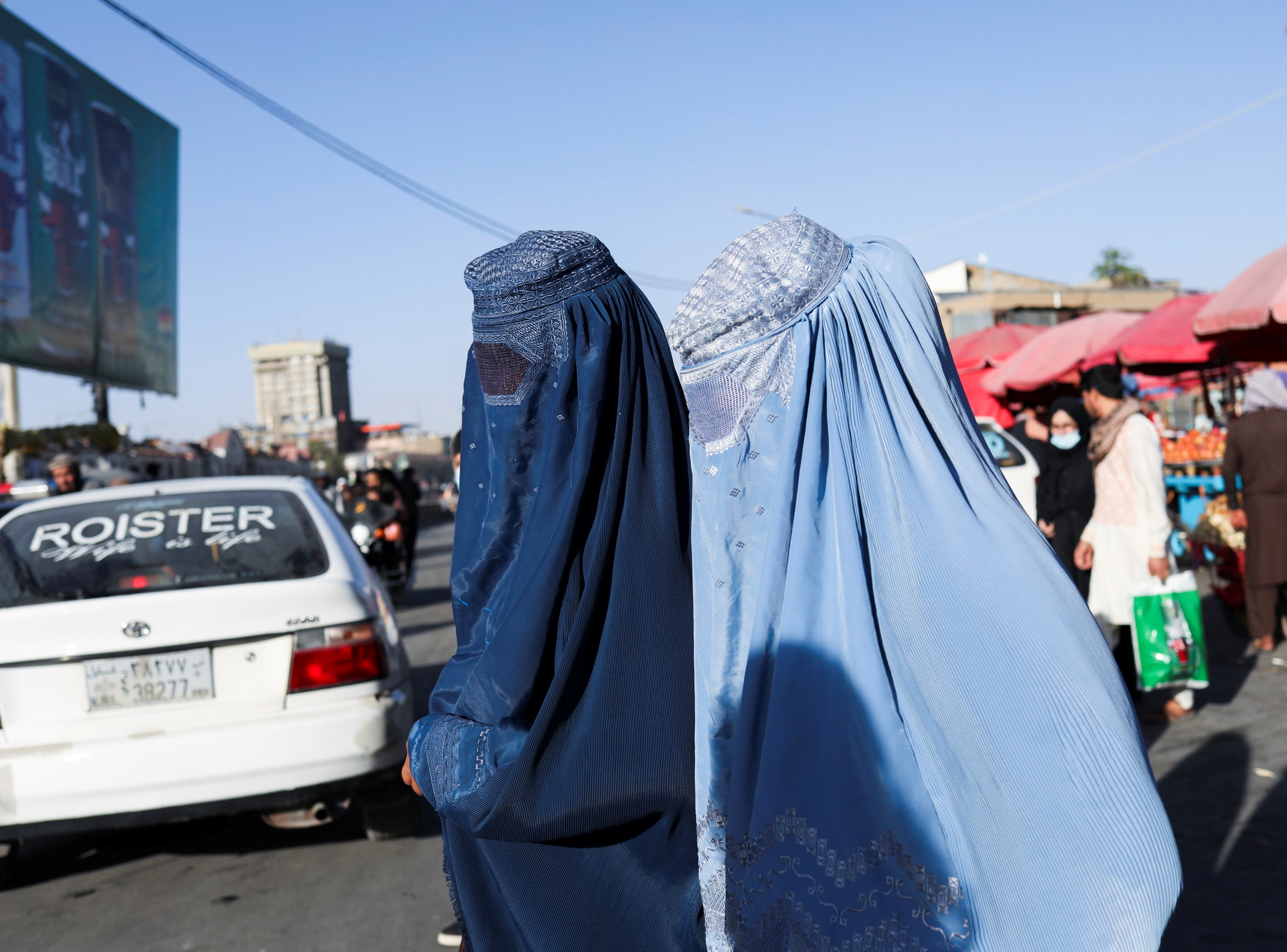 Mujeres afganas caminan por una calle de Kabul.