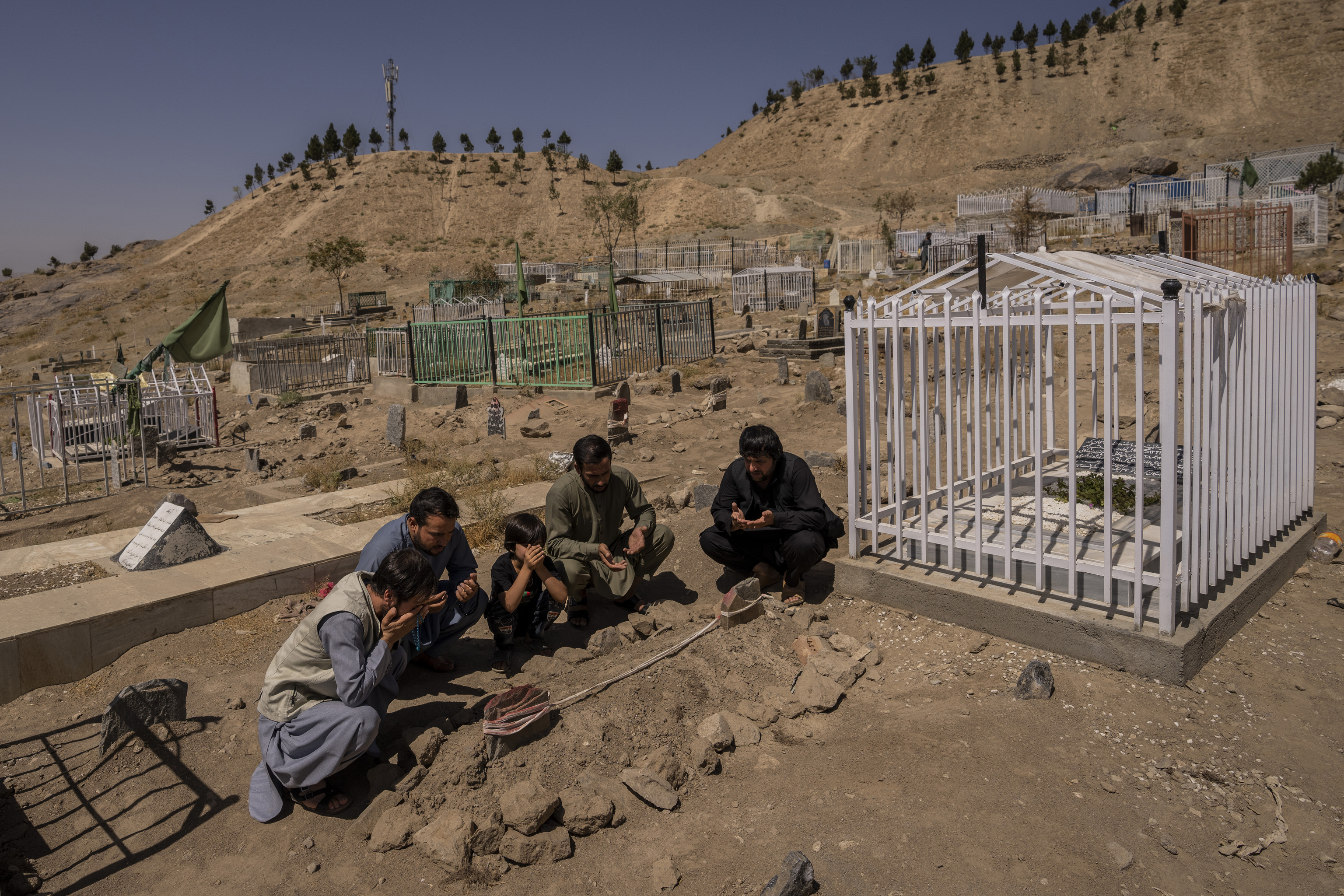 La familia Ahmadi entierra a sus familiares heridos en el ataque del drone.