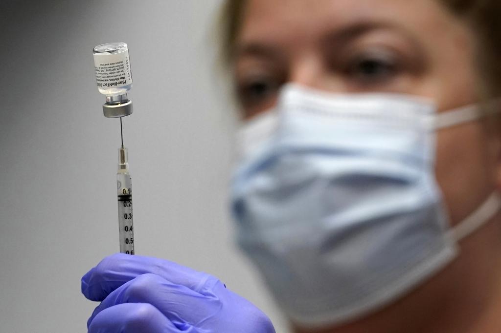 Una sanitaria prepara una dosis de la vacuna de Pfizer contra el coronavirus.