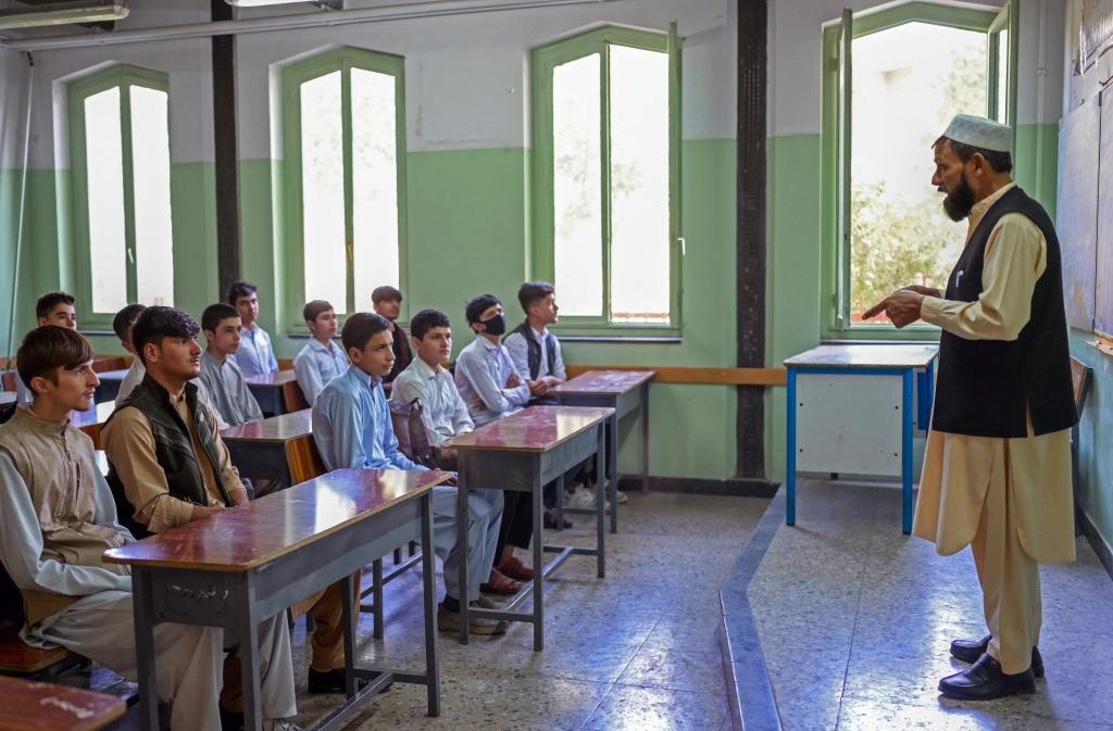 Los asistentes a una escuela, este sbado, en Kabul