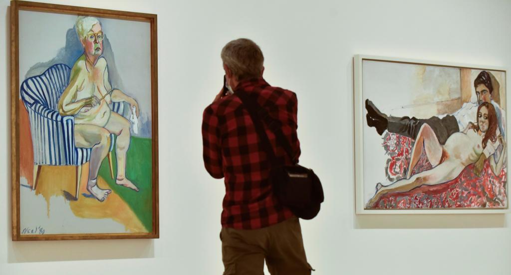 Un visitante del Guggenheim ante una de las obras de Alice Neel