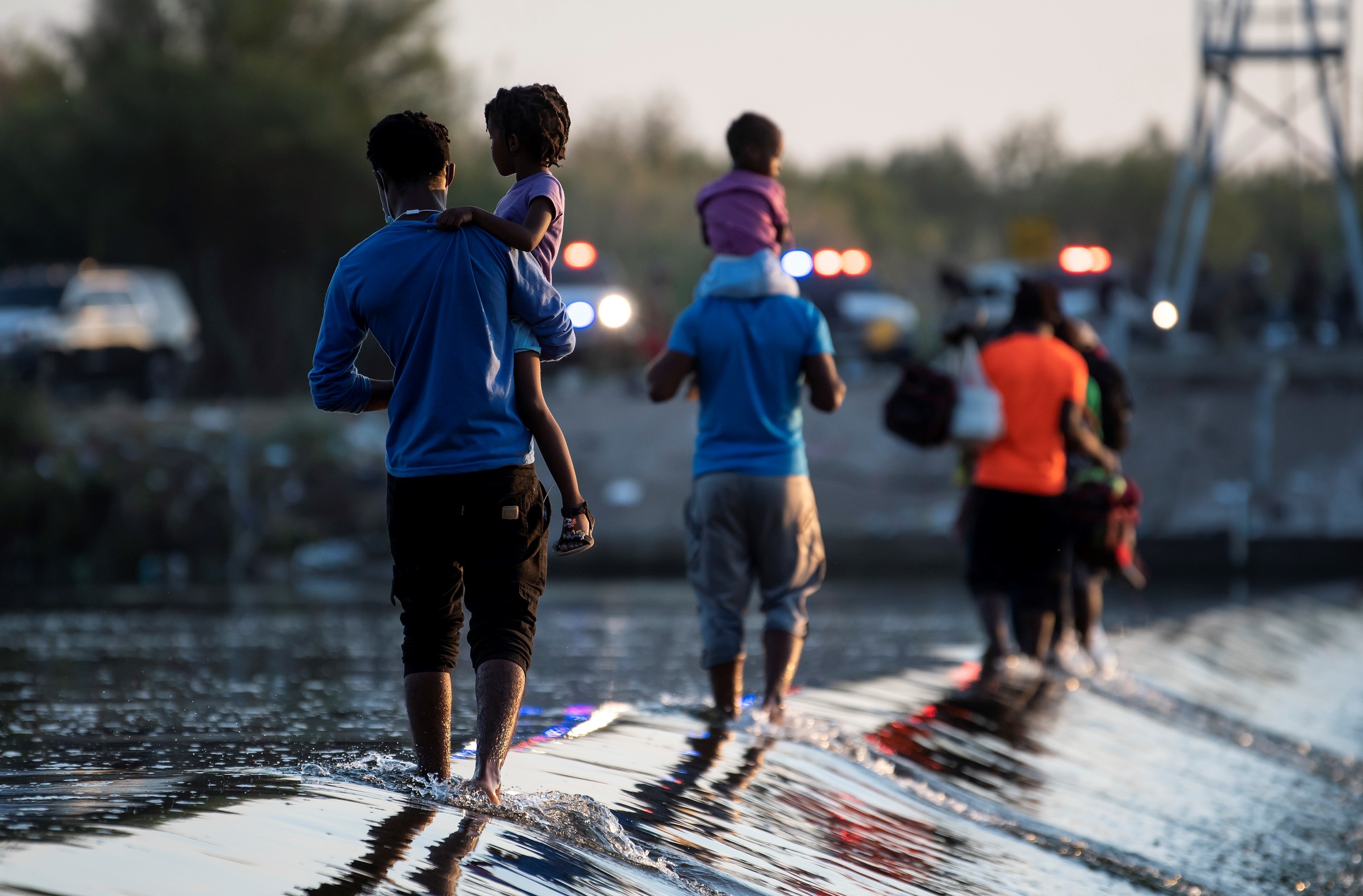 Migrantes procedentes de Hait cruzan el  Ro Bravo hoy, en Ciudad Acua, en Coahuila (Mxico).
