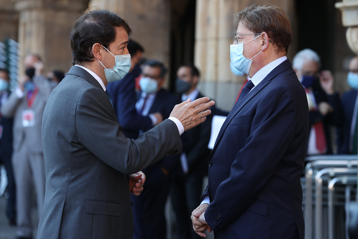 Alfonso Fernndez Maueco y Ximo Puig conversan en la ltima XXIV Conferencia de Presidentes.