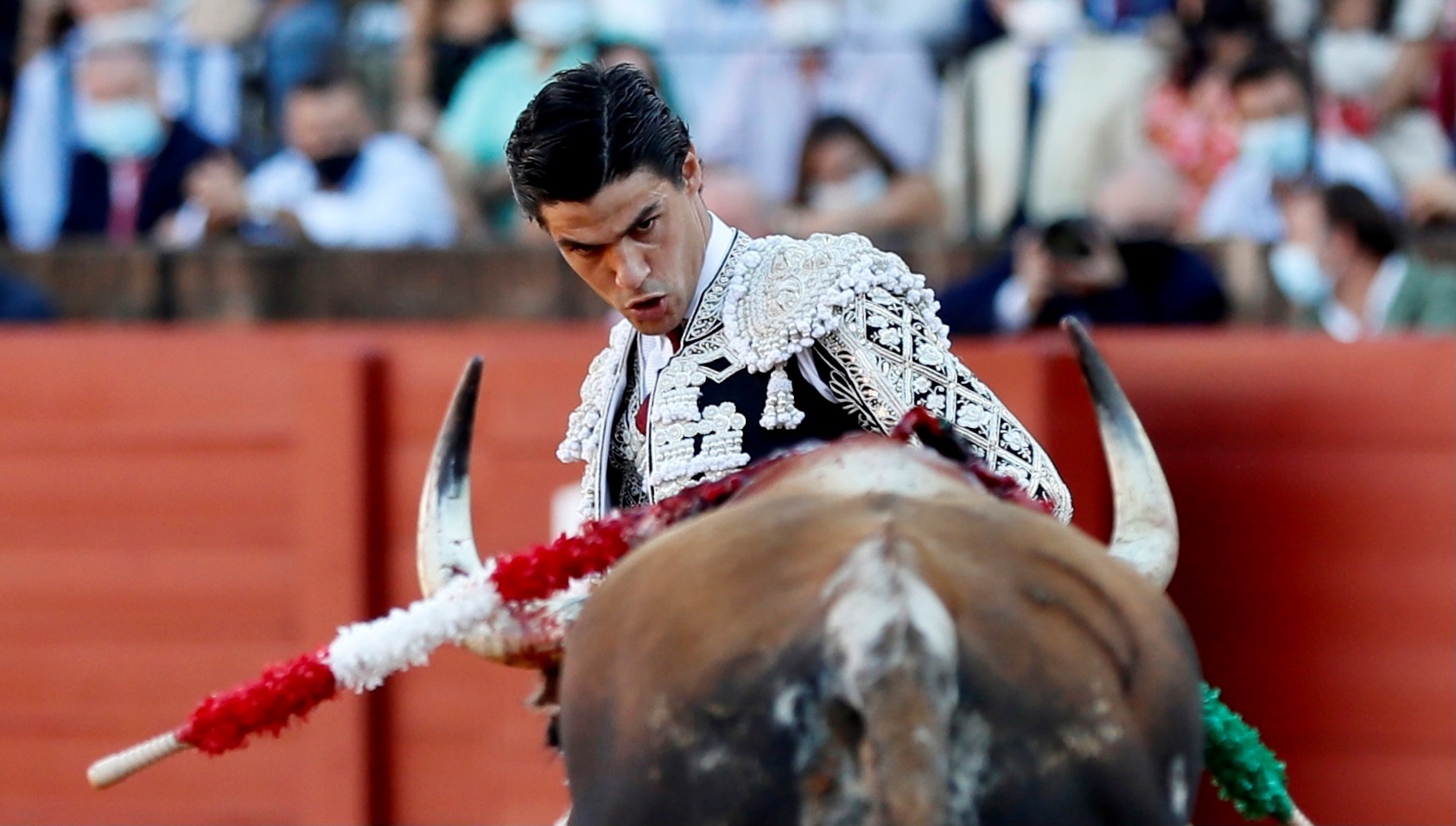 Pablo Aguado con el primer toro de su lote este sbado en Sevilla