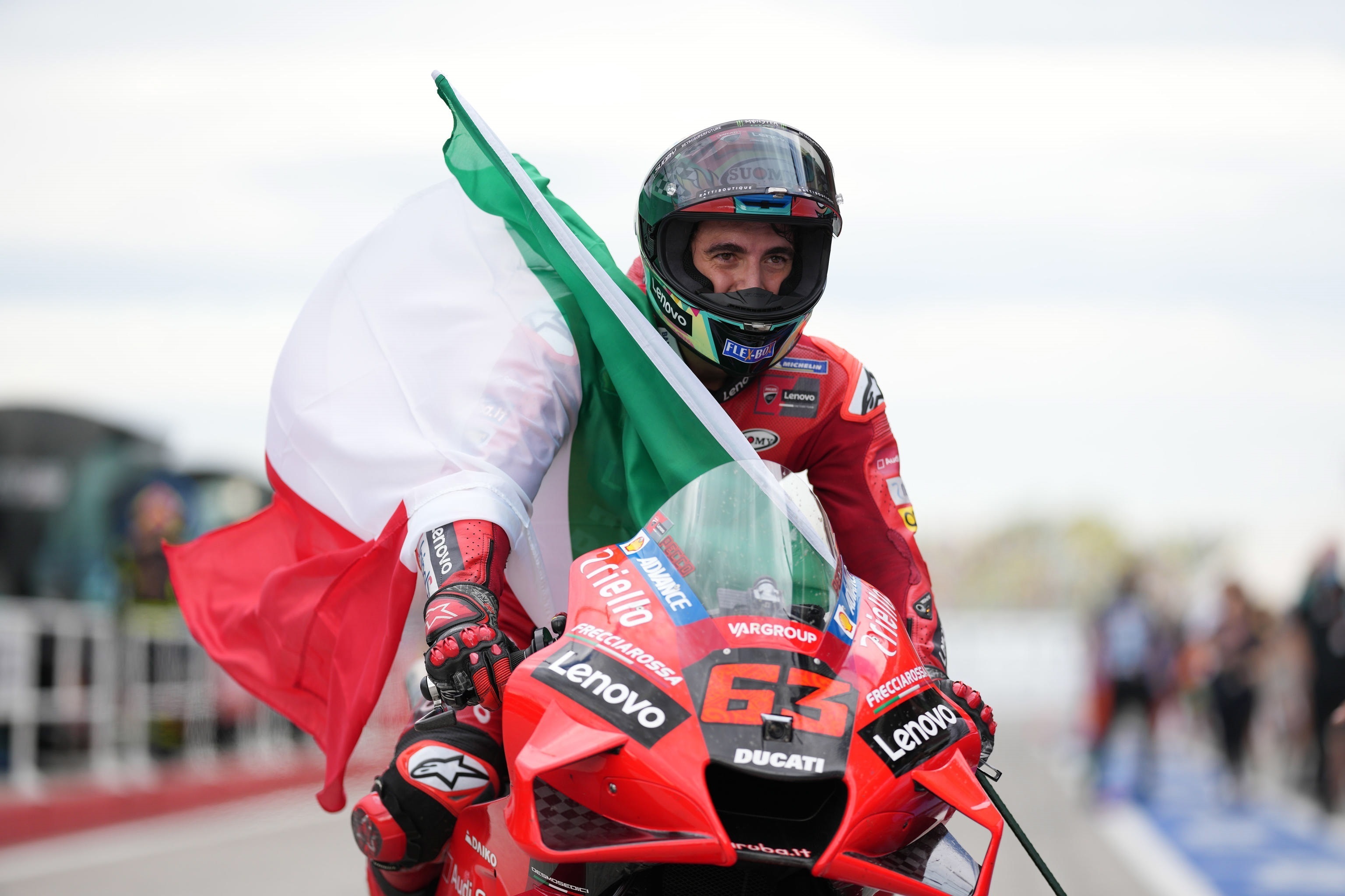 Bagnaia, el ganador en Misano, con la bandera italiana.
