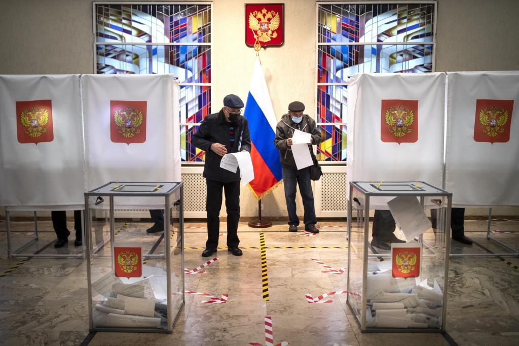 Dos ciudadano rusos, votando en las elecciones a la Duma estatal.