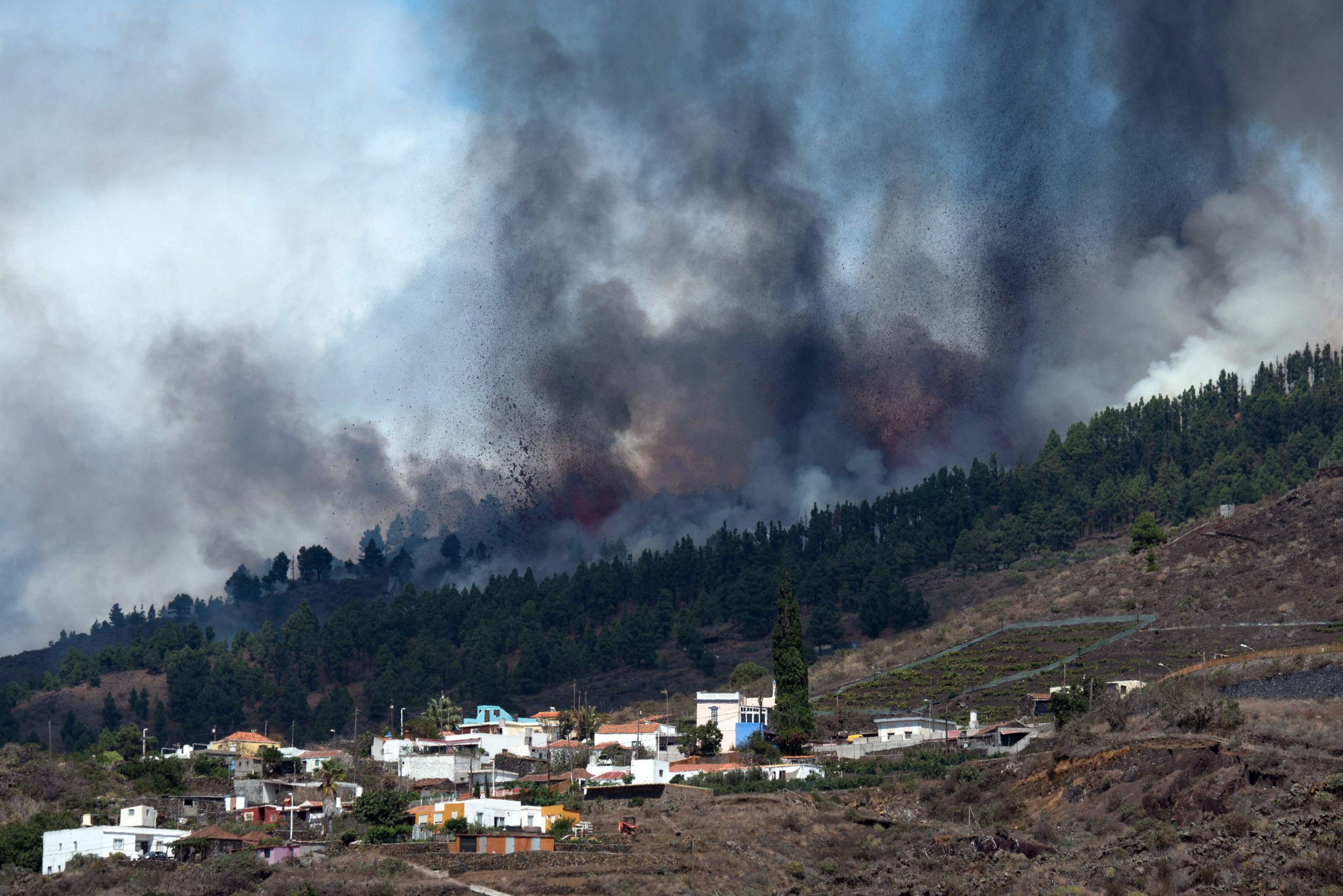 Erupcin de Cumbre Vieja, que arroja humo y ceniza, visto desde Los Llanos de Aridane, en La Palma.