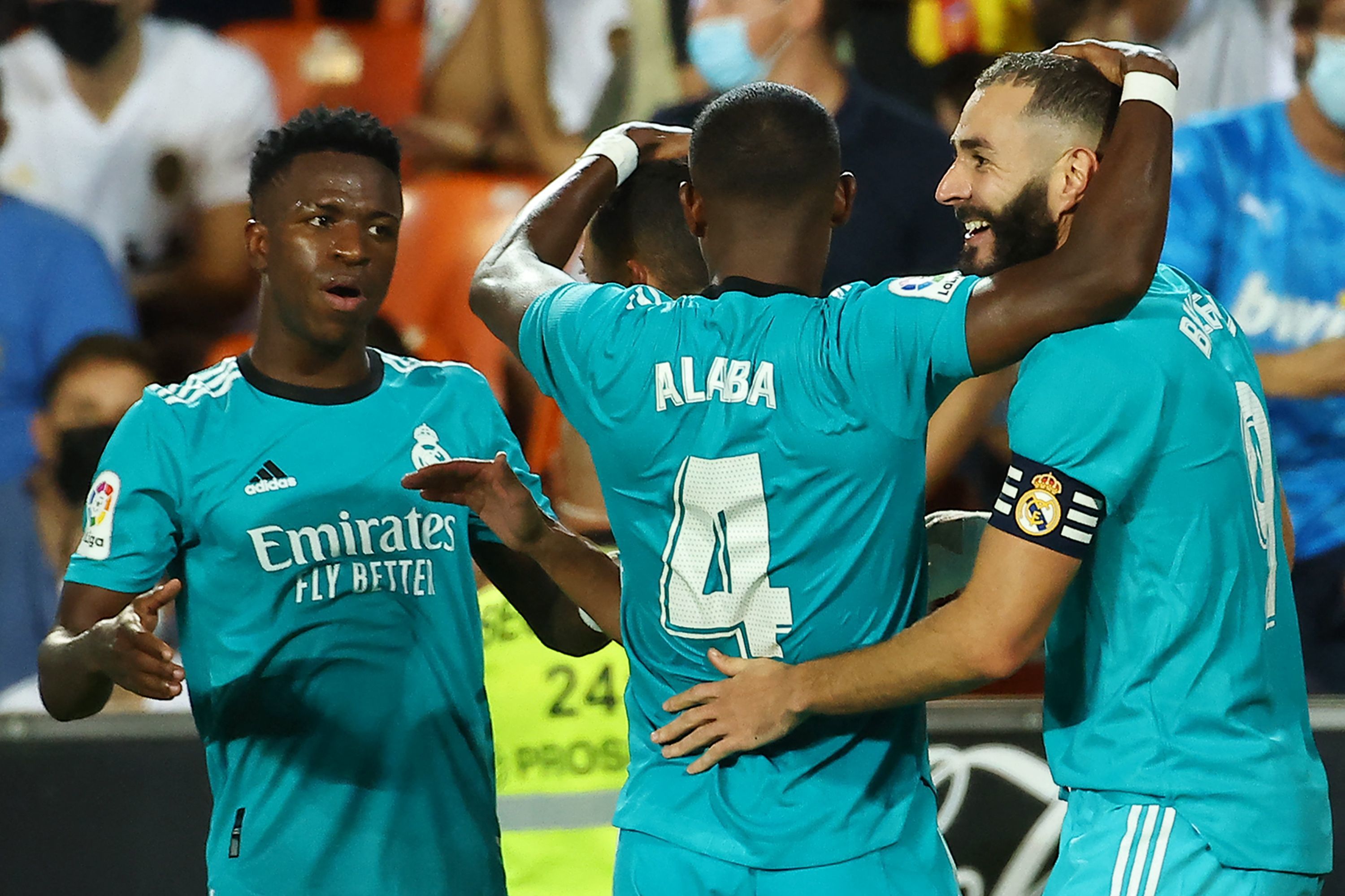 Vinicius, Alaba y Benzema celebra el 1-2 del Madrid.