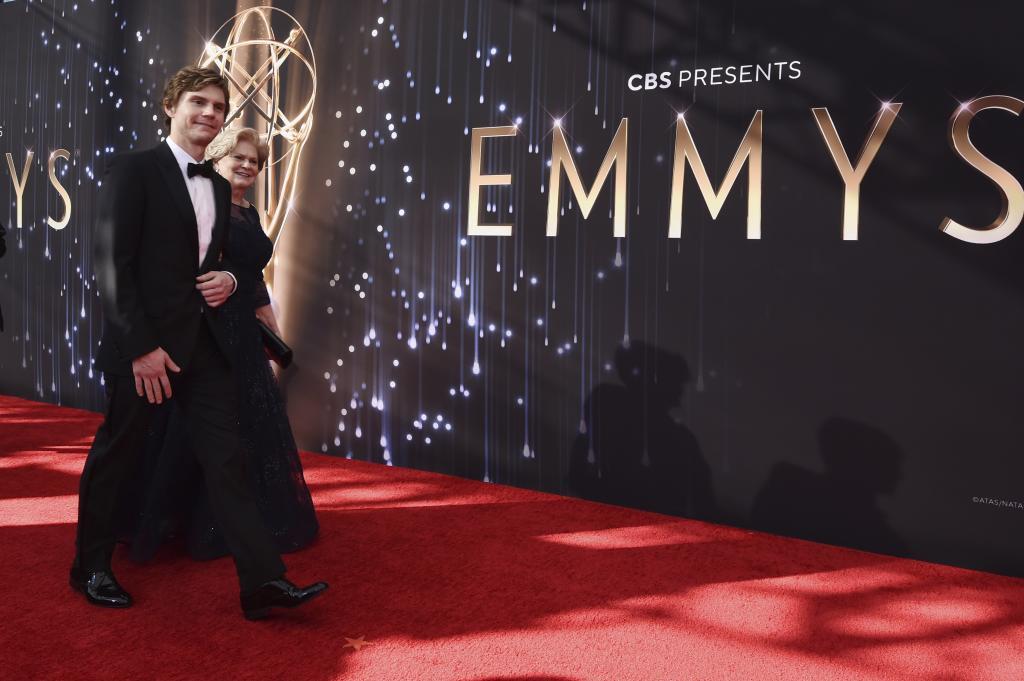 Evan Peter llega a la gala de los Emmy junto a su madre