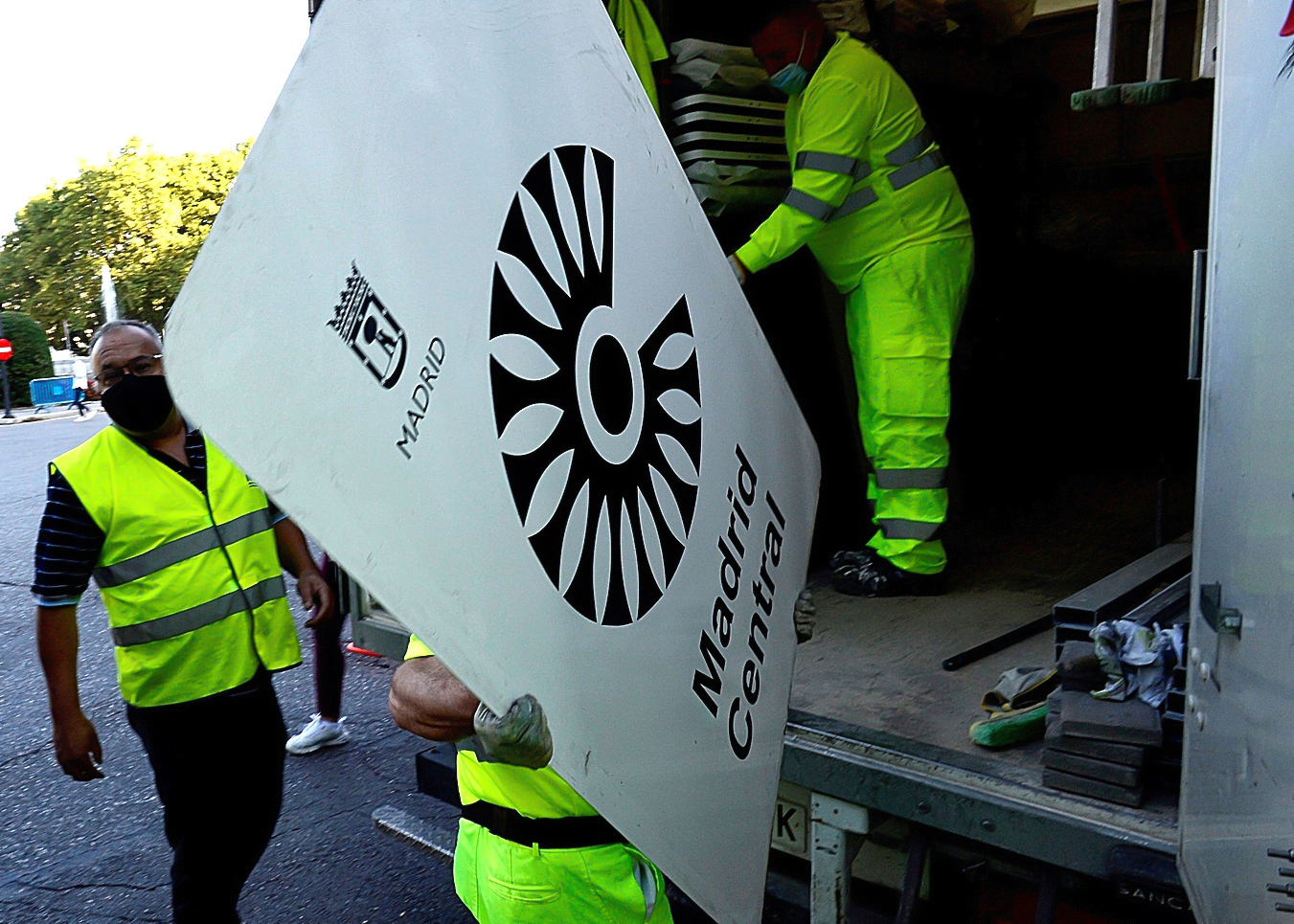 Operarios municipales retiran carteles de Madrid Central ante la inminente entrada en vigor de la Ordenanza de Movilidad.