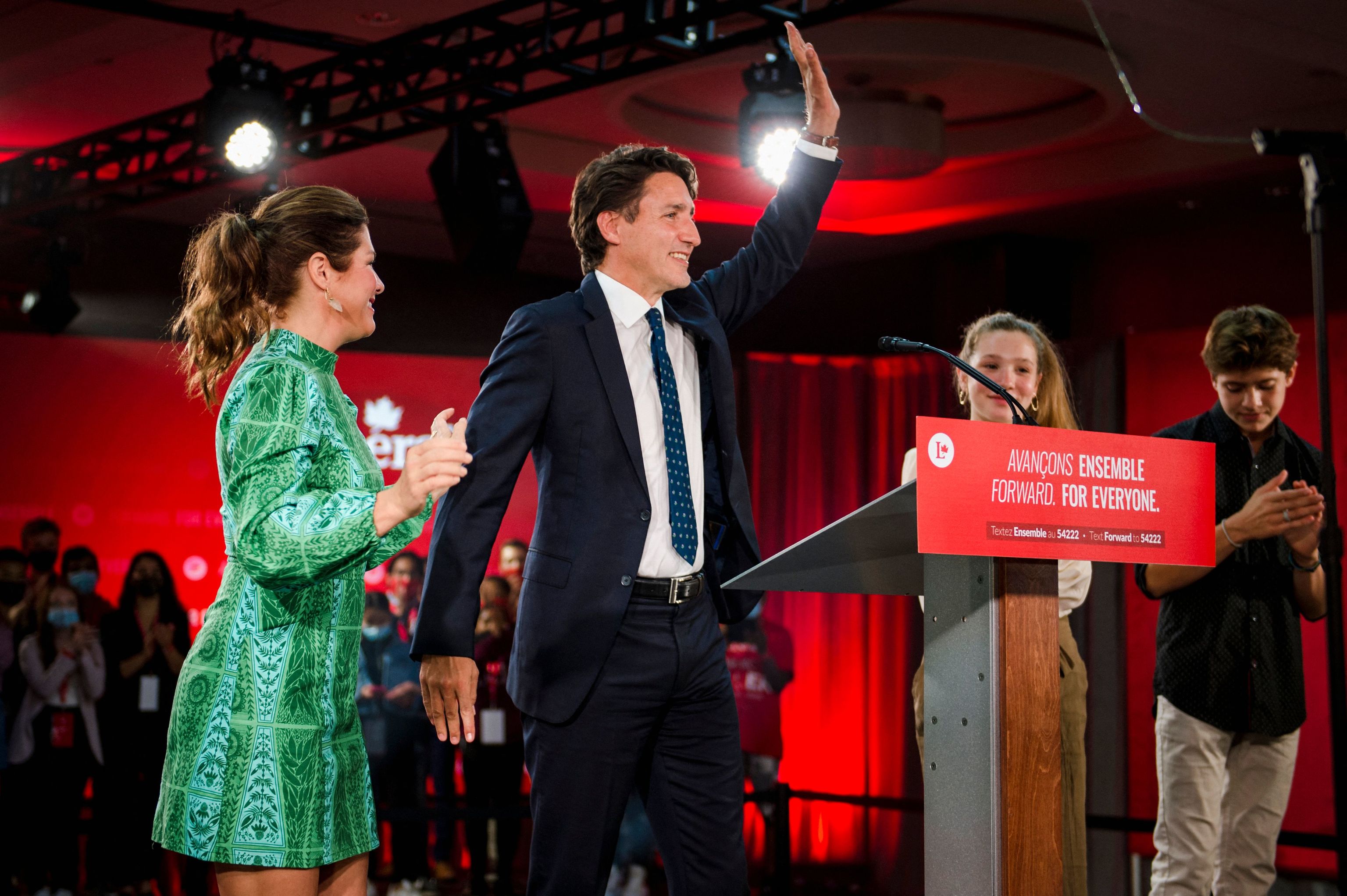 Trudeau, junto a su mujer y su hija, celebra el resultado.