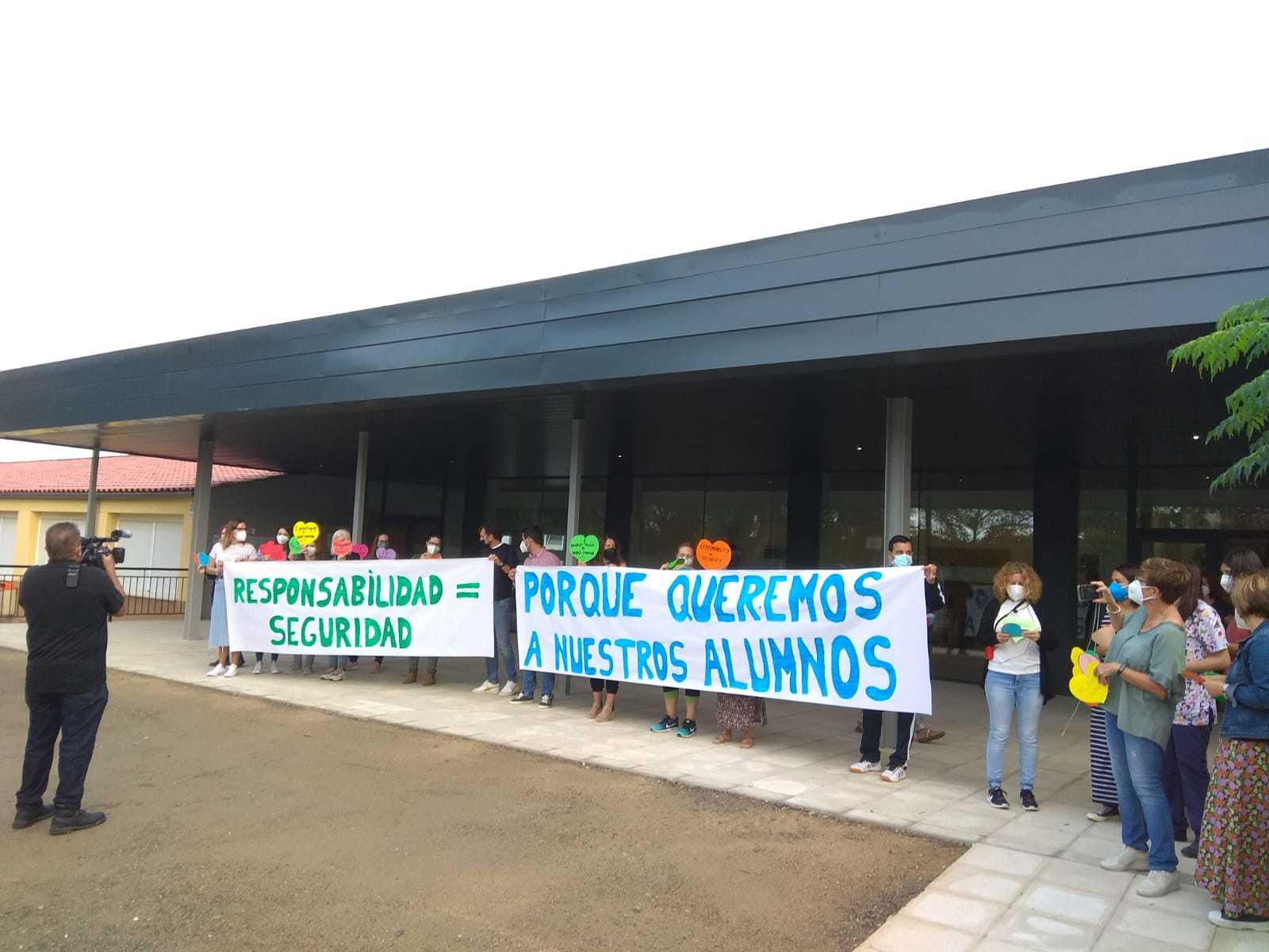 Protestas de profesores a las puertas del colegio, la semana pasada.